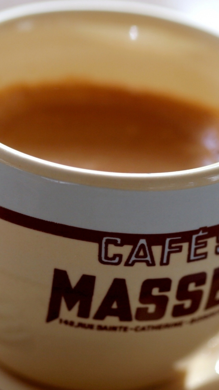 Weiße Keramiktasse Mit Brauner Flüssigkeit. Wallpaper in 750x1334 Resolution