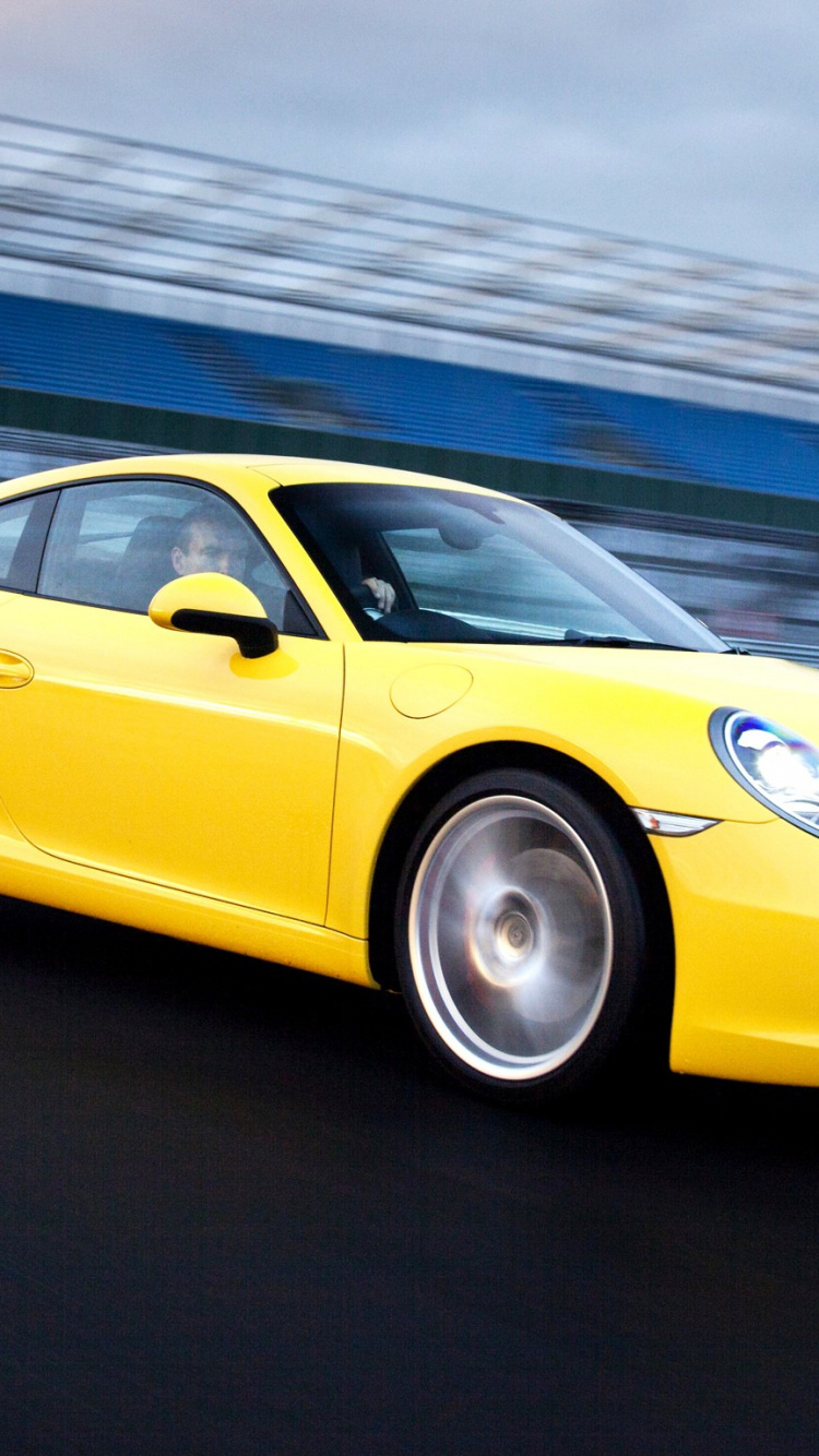 Porsche 911 Amarillo en la Carretera Durante el Día. Wallpaper in 750x1334 Resolution