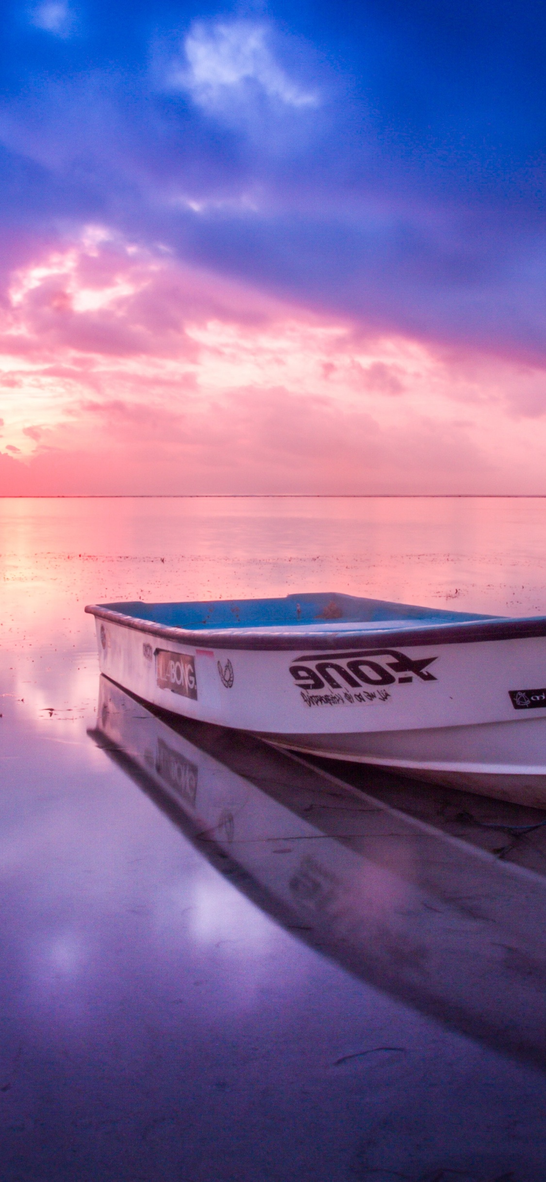 Weißes Und Blaues Boot Auf Dem Gewässer Tagsüber. Wallpaper in 1125x2436 Resolution