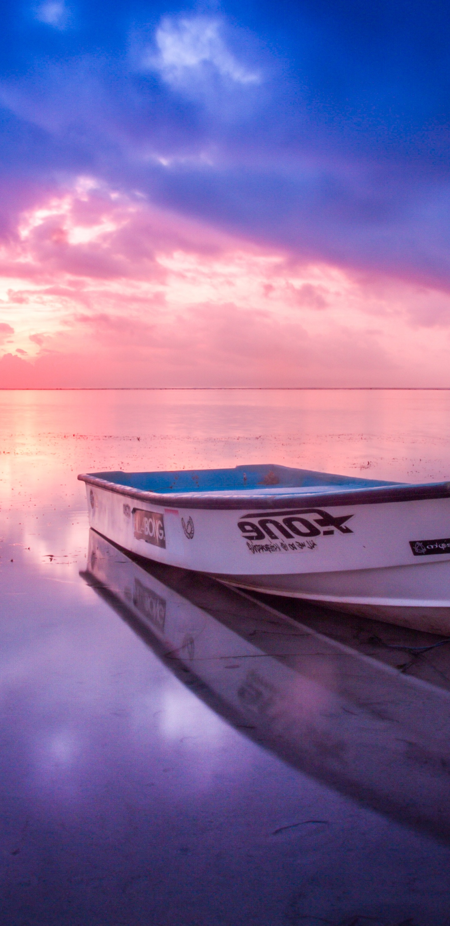 Weißes Und Blaues Boot Auf Dem Gewässer Tagsüber. Wallpaper in 1440x2960 Resolution