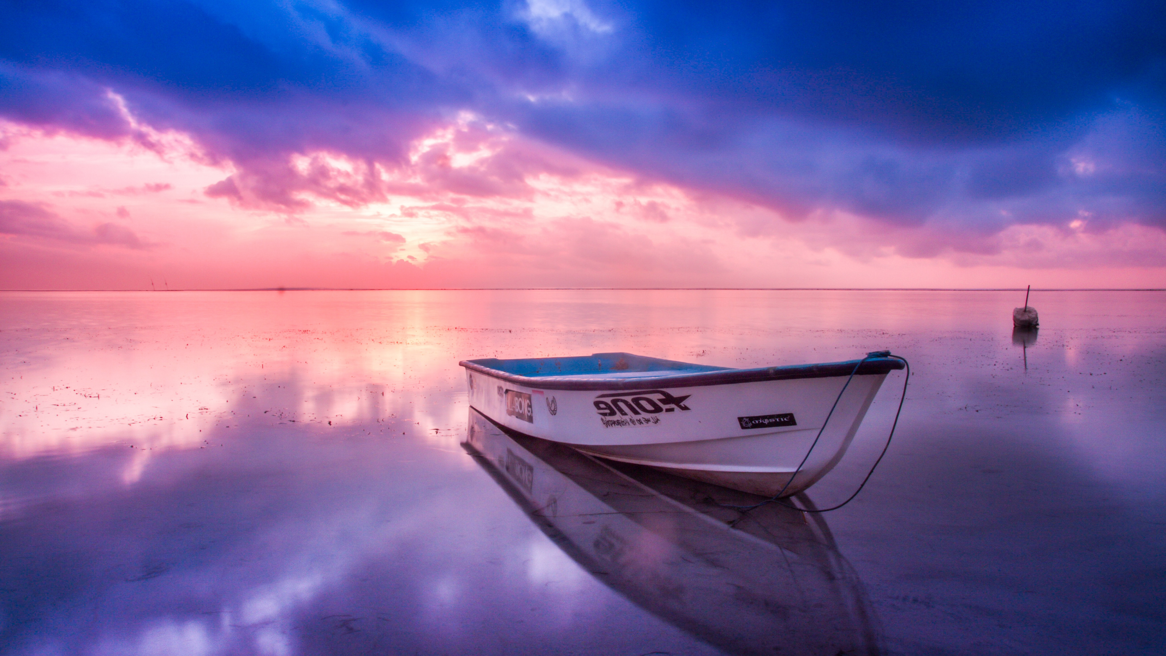 Weißes Und Blaues Boot Auf Dem Gewässer Tagsüber. Wallpaper in 3840x2160 Resolution