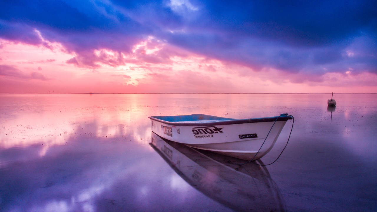 Bateau Blanc et Bleu Sur le Plan D'eau Pendant la Journée. Wallpaper in 1280x720 Resolution