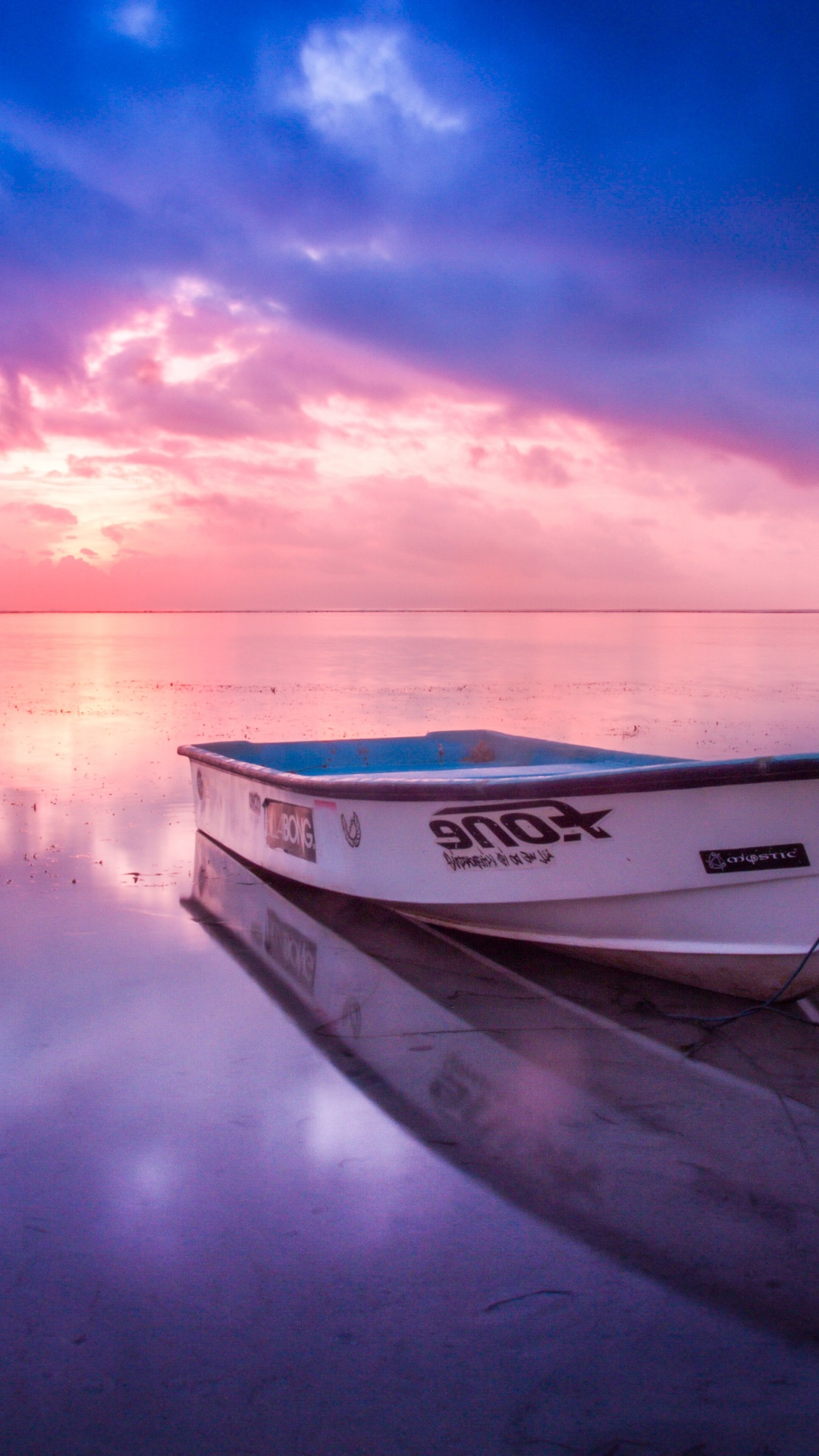 White and Blue Boat on Body of Water During Daytime. Wallpaper in 1080x1920 Resolution