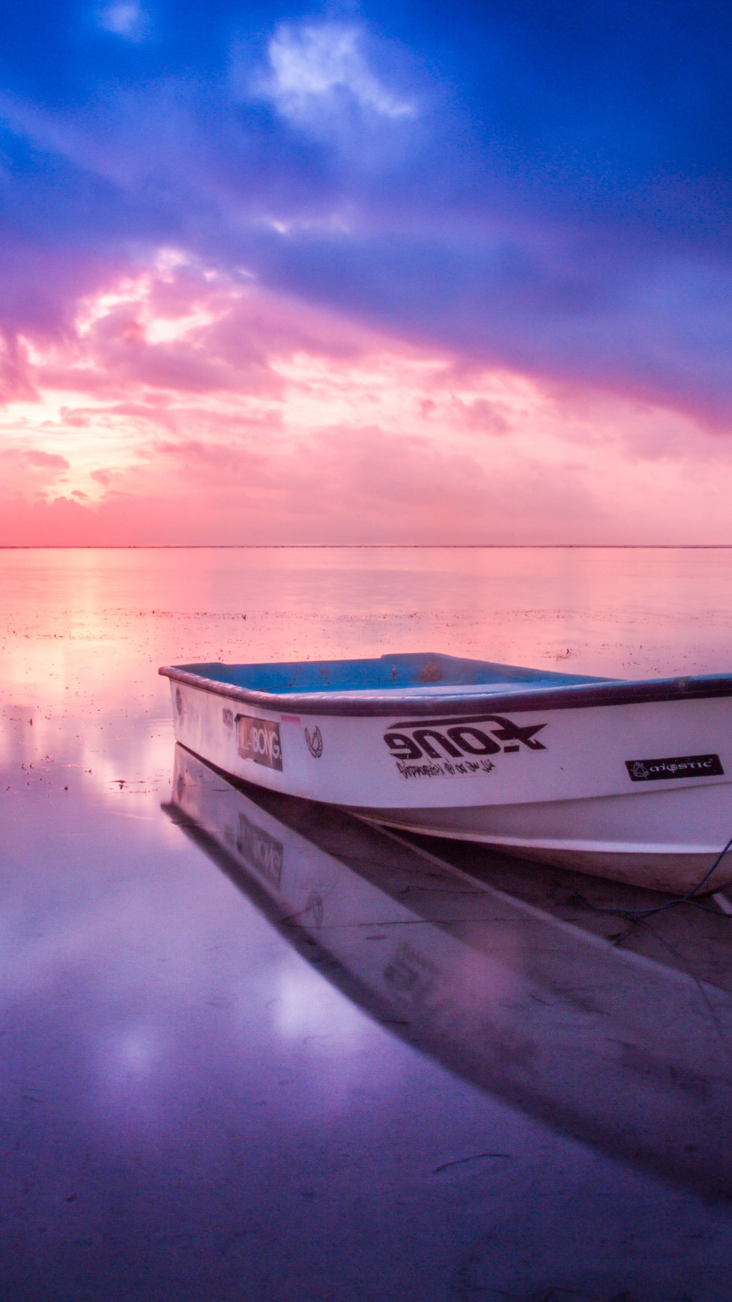 White and Blue Boat on Body of Water During Daytime. Wallpaper in 1440x2560 Resolution