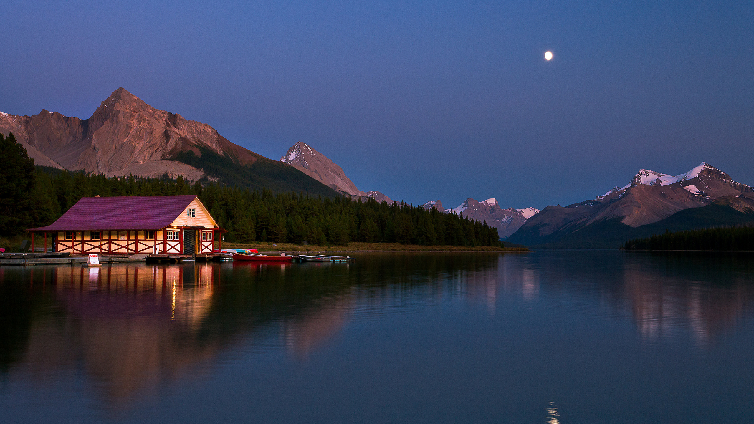 Red and Brown House Near Lake and Green Mountains During Daytime. Wallpaper in 2560x1440 Resolution