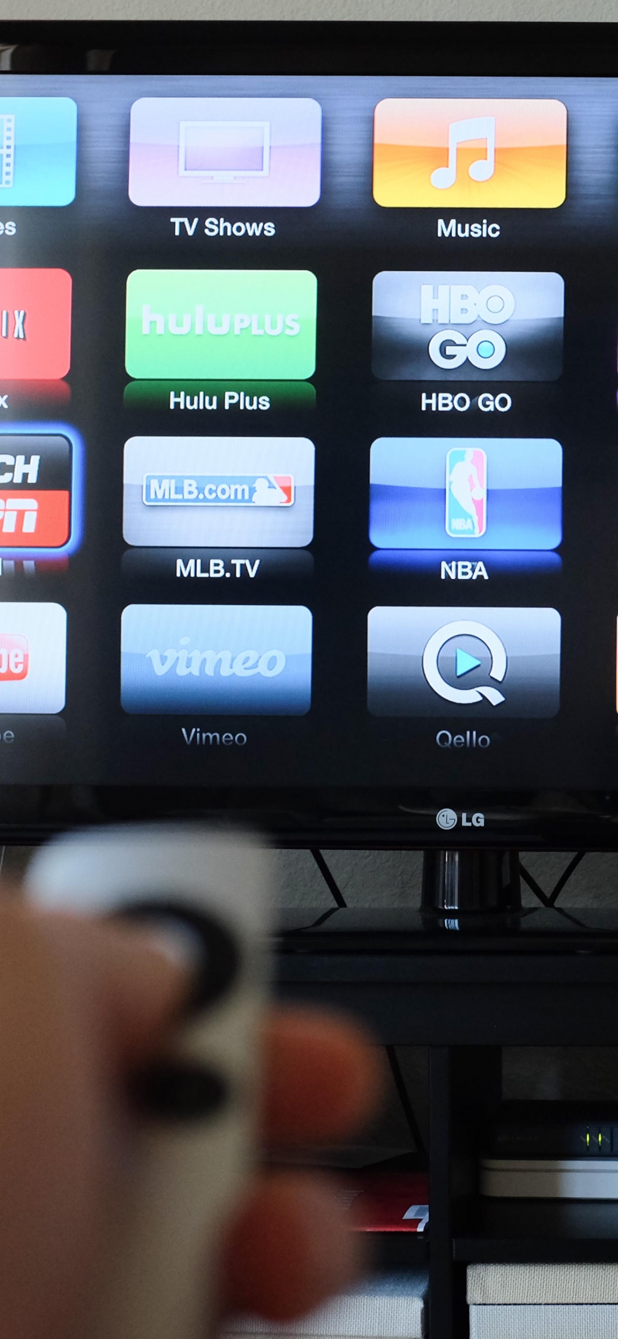 TV de Pantalla Plana Negra Encendida Mostrando el Juego. Wallpaper in 1242x2688 Resolution