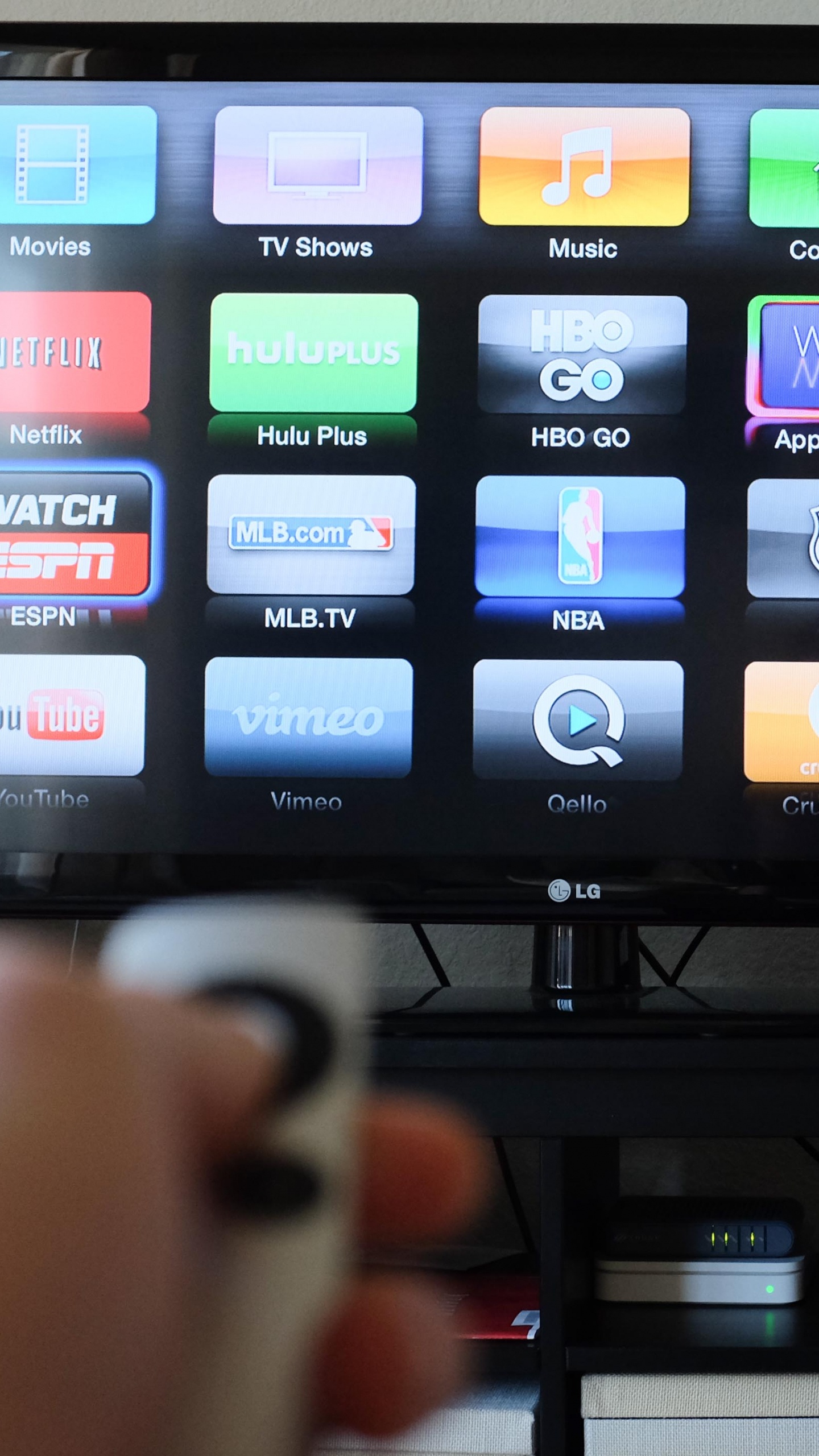 TV de Pantalla Plana Negra Encendida Mostrando el Juego. Wallpaper in 1440x2560 Resolution