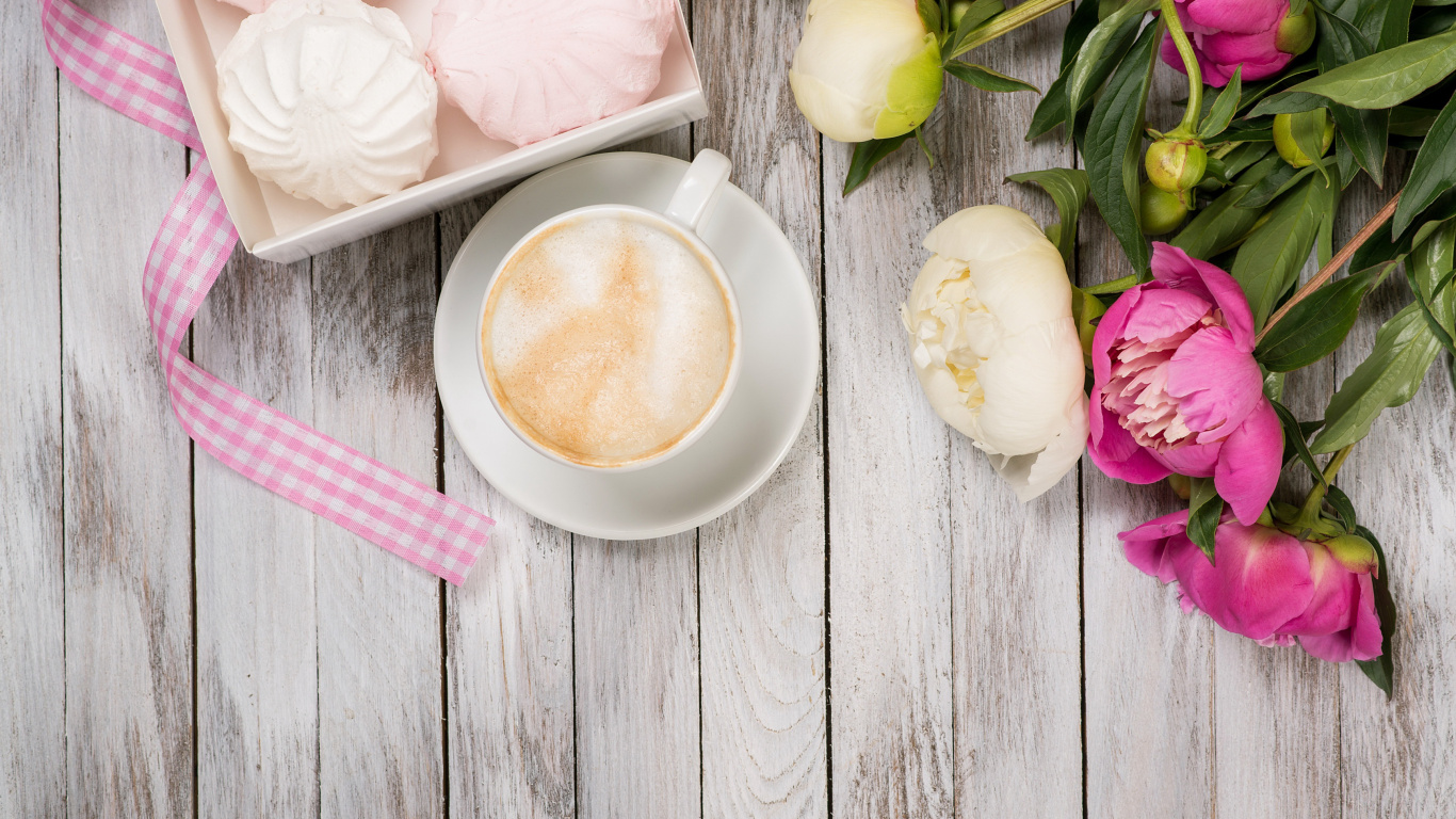 Weiße Keramiktasse Mit Brauner Flüssigkeit Neben Weißem Und Violettem Blumenstrauß. Wallpaper in 1366x768 Resolution