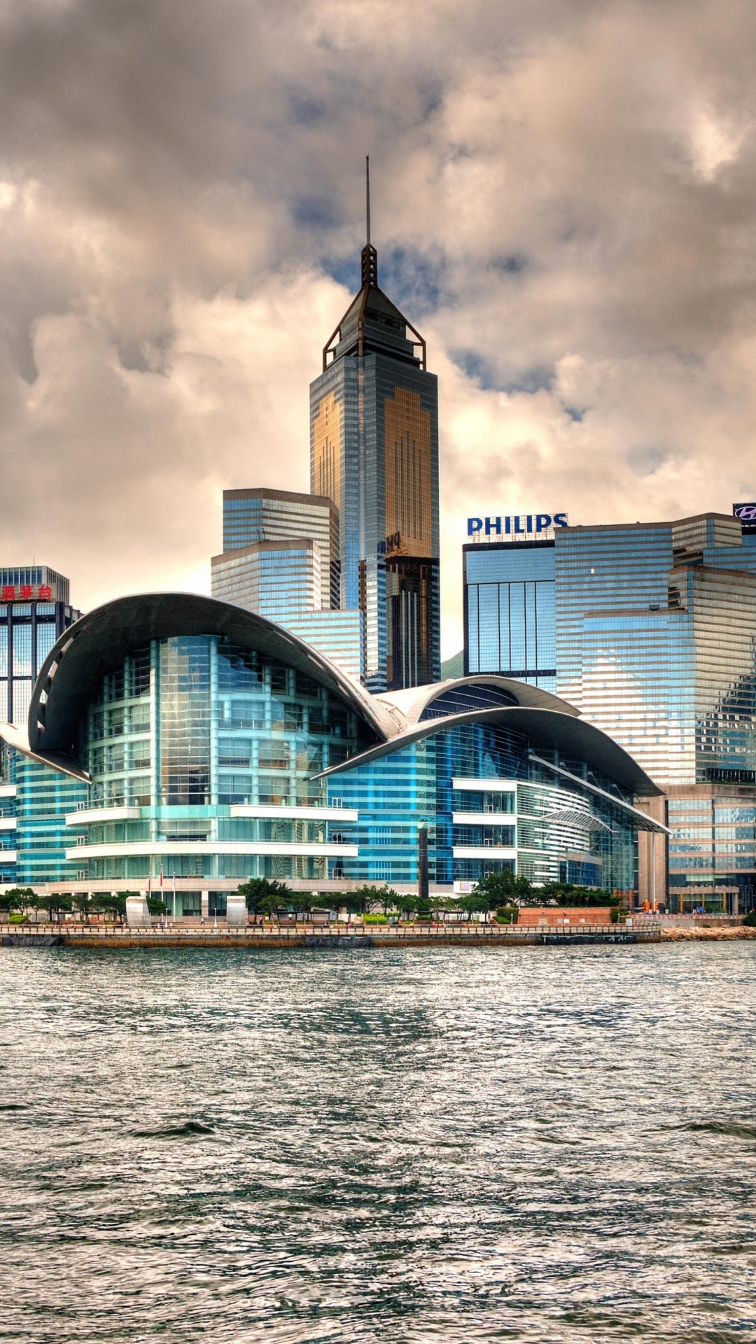 Skyline Der Stadt Unter Bewölktem Himmel Tagsüber. Wallpaper in 1080x1920 Resolution