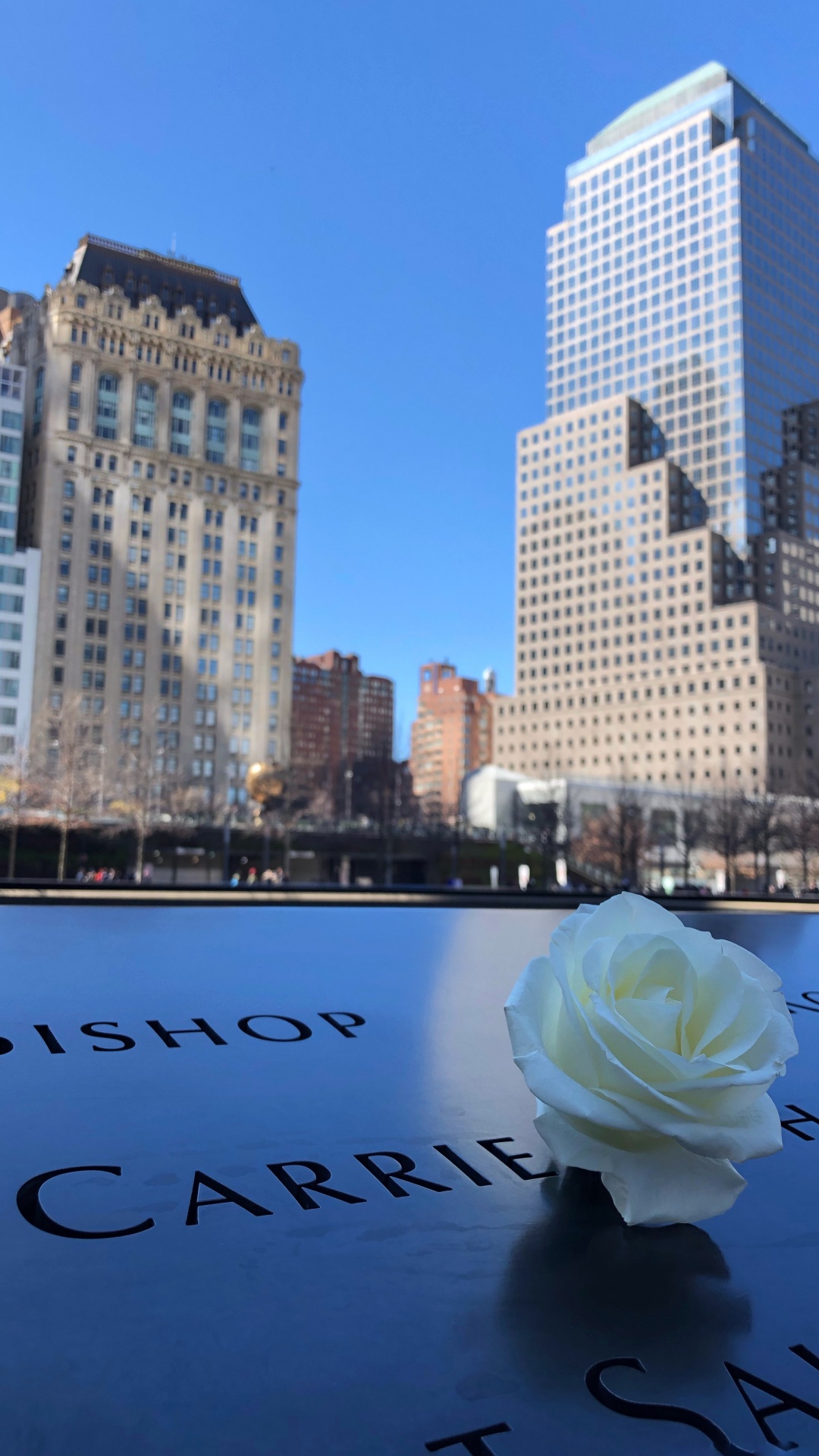 Bâtiment en Béton Blanc et Marron Pendant la Journée. Wallpaper in 1080x1920 Resolution