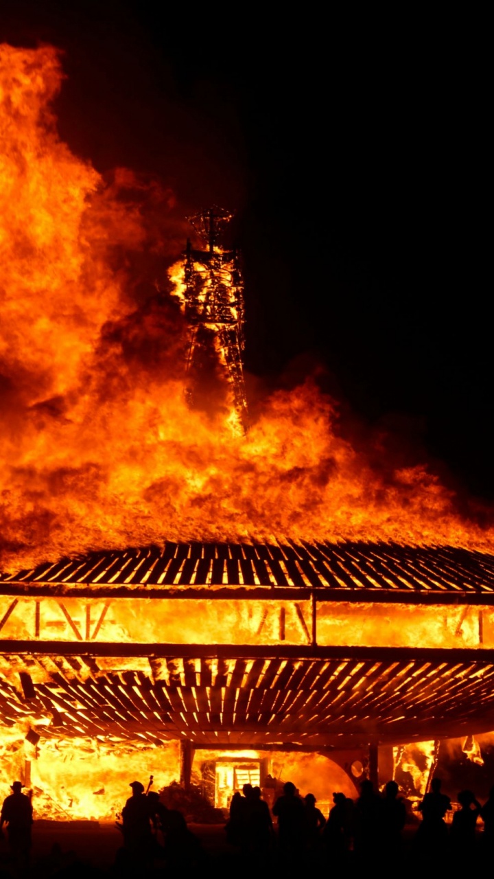 Personnes Debout Près D'un Bâtiment Éclairé Pendant la Nuit. Wallpaper in 720x1280 Resolution