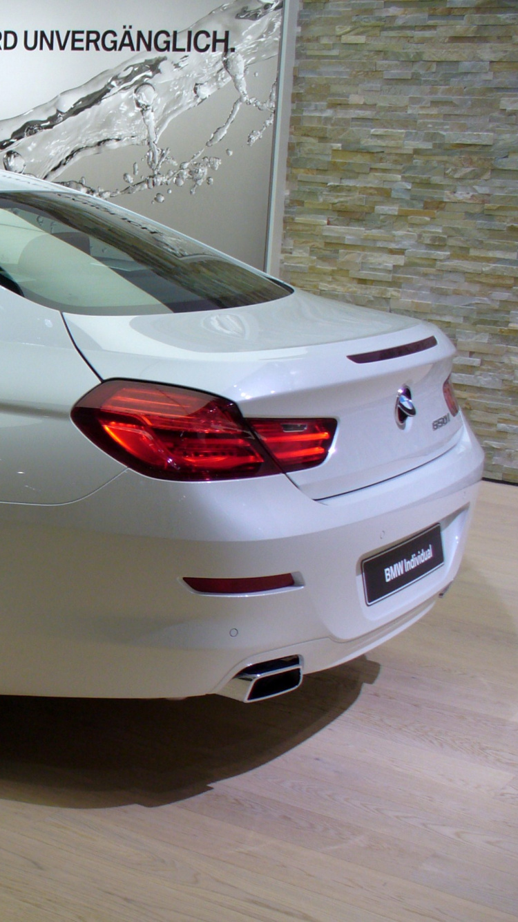 Weiße Limousine Auf Grauem Bürgersteig. Wallpaper in 750x1334 Resolution