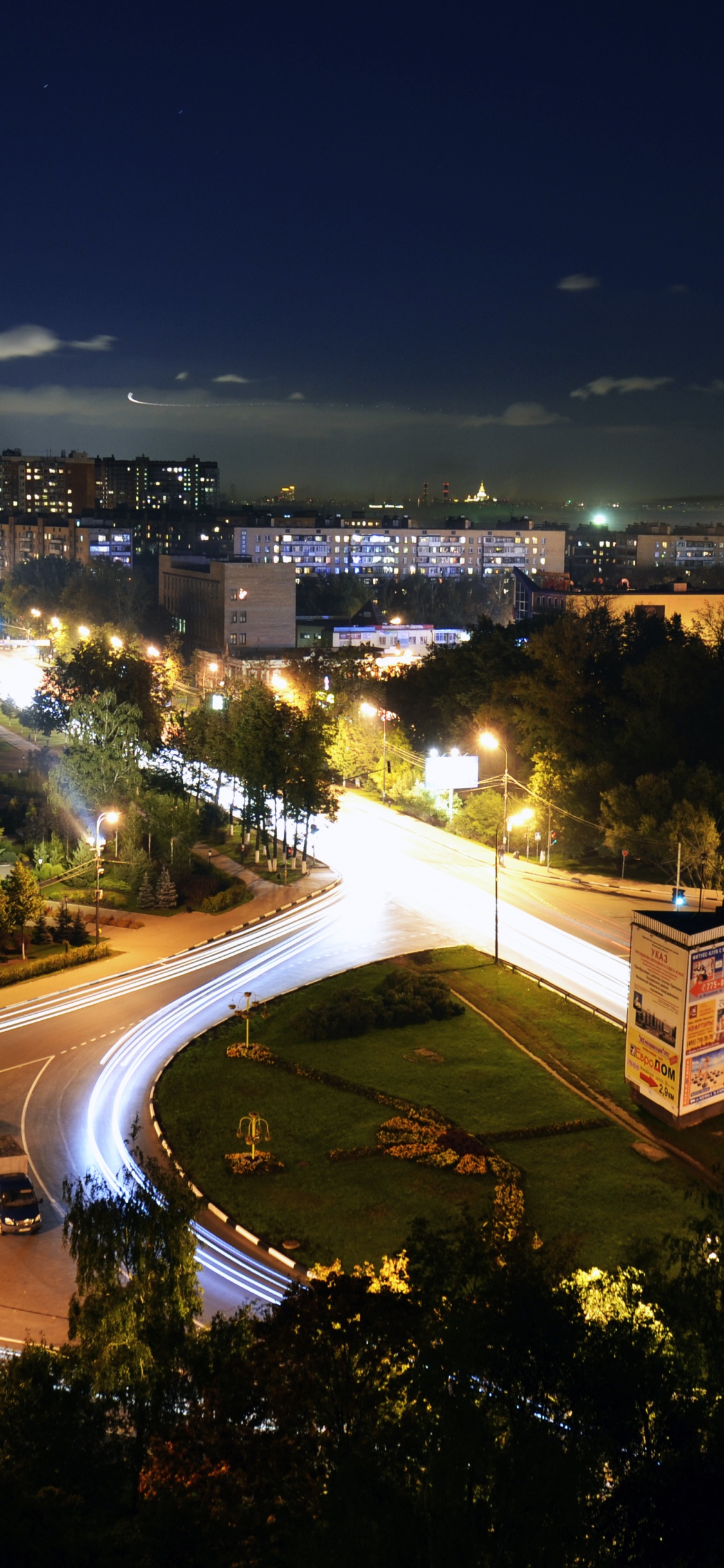 Ville Avec Des Immeubles de Grande Hauteur Pendant la Nuit. Wallpaper in 1125x2436 Resolution