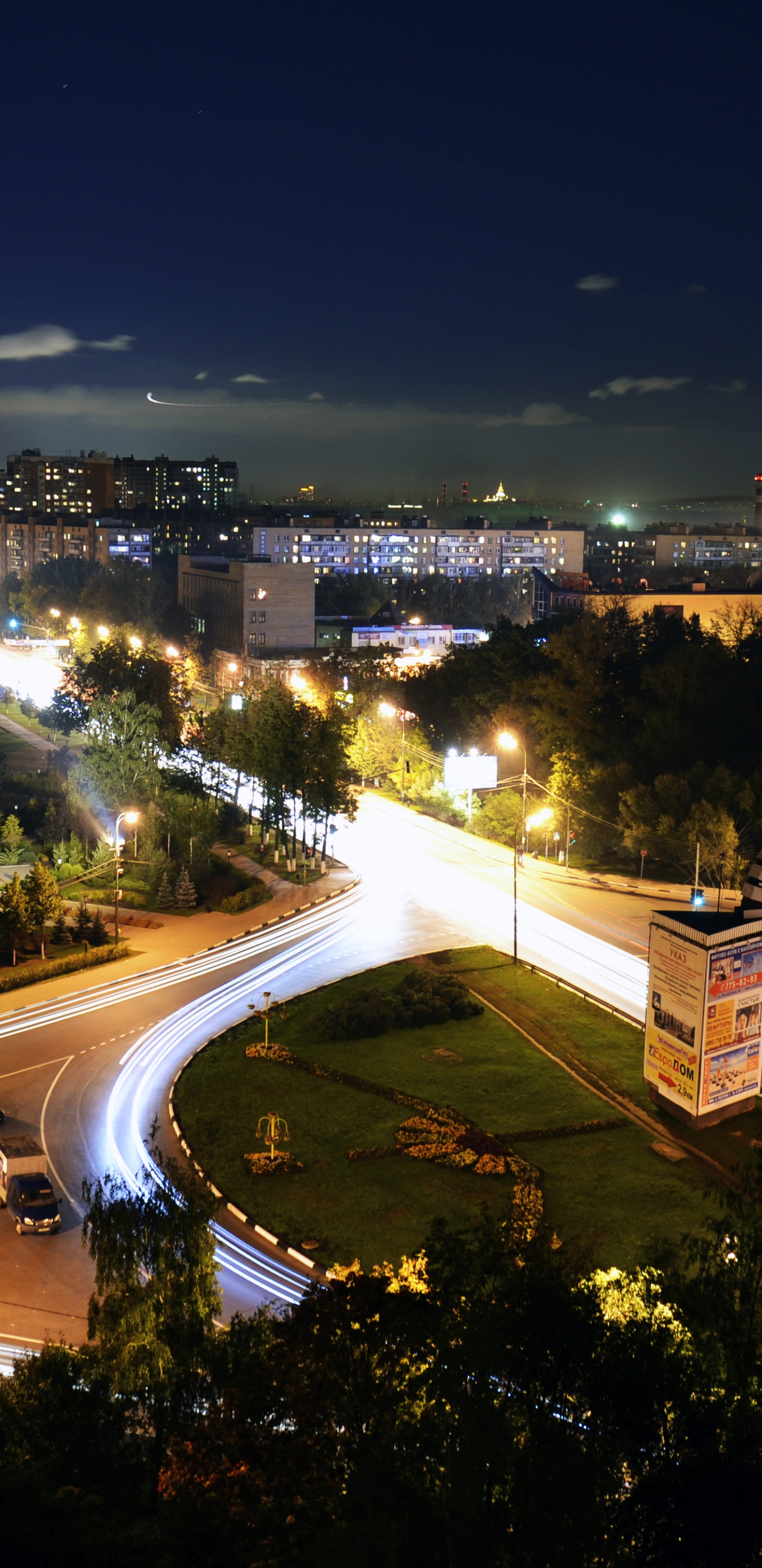 Ville Avec Des Immeubles de Grande Hauteur Pendant la Nuit. Wallpaper in 1440x2960 Resolution