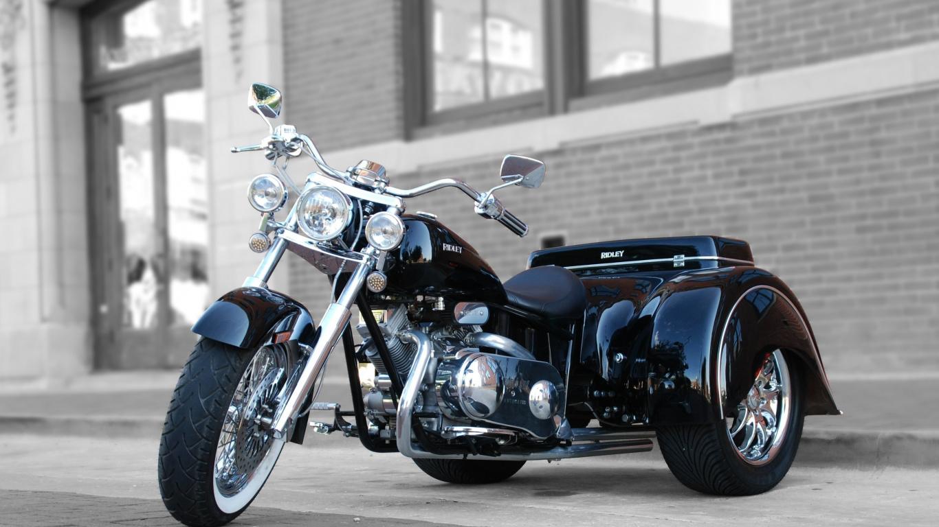 Black and Red Cruiser Motorcycle. Wallpaper in 1366x768 Resolution