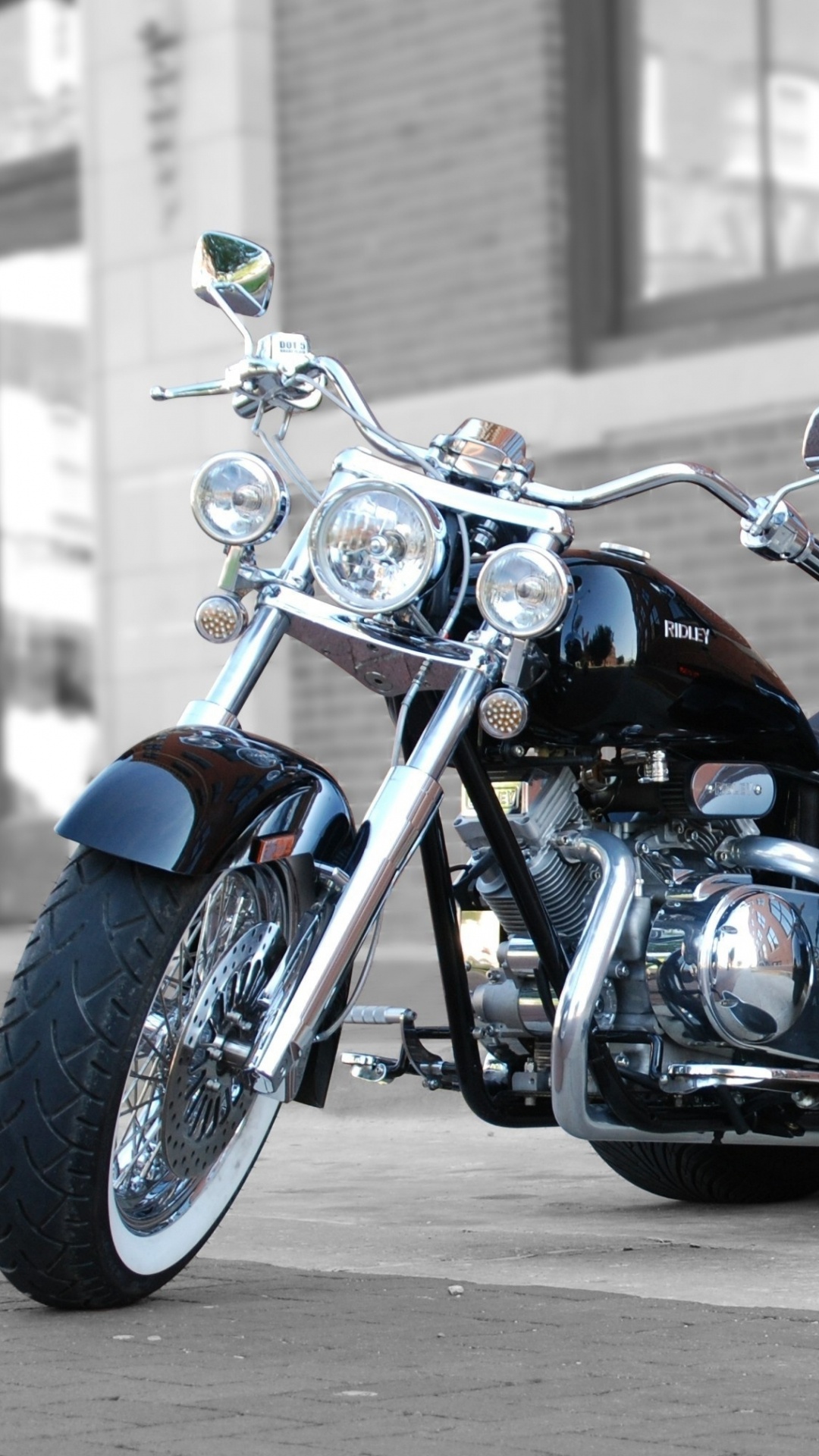 Schwarz-rotes Cruiser-Motorrad. Wallpaper in 1080x1920 Resolution
