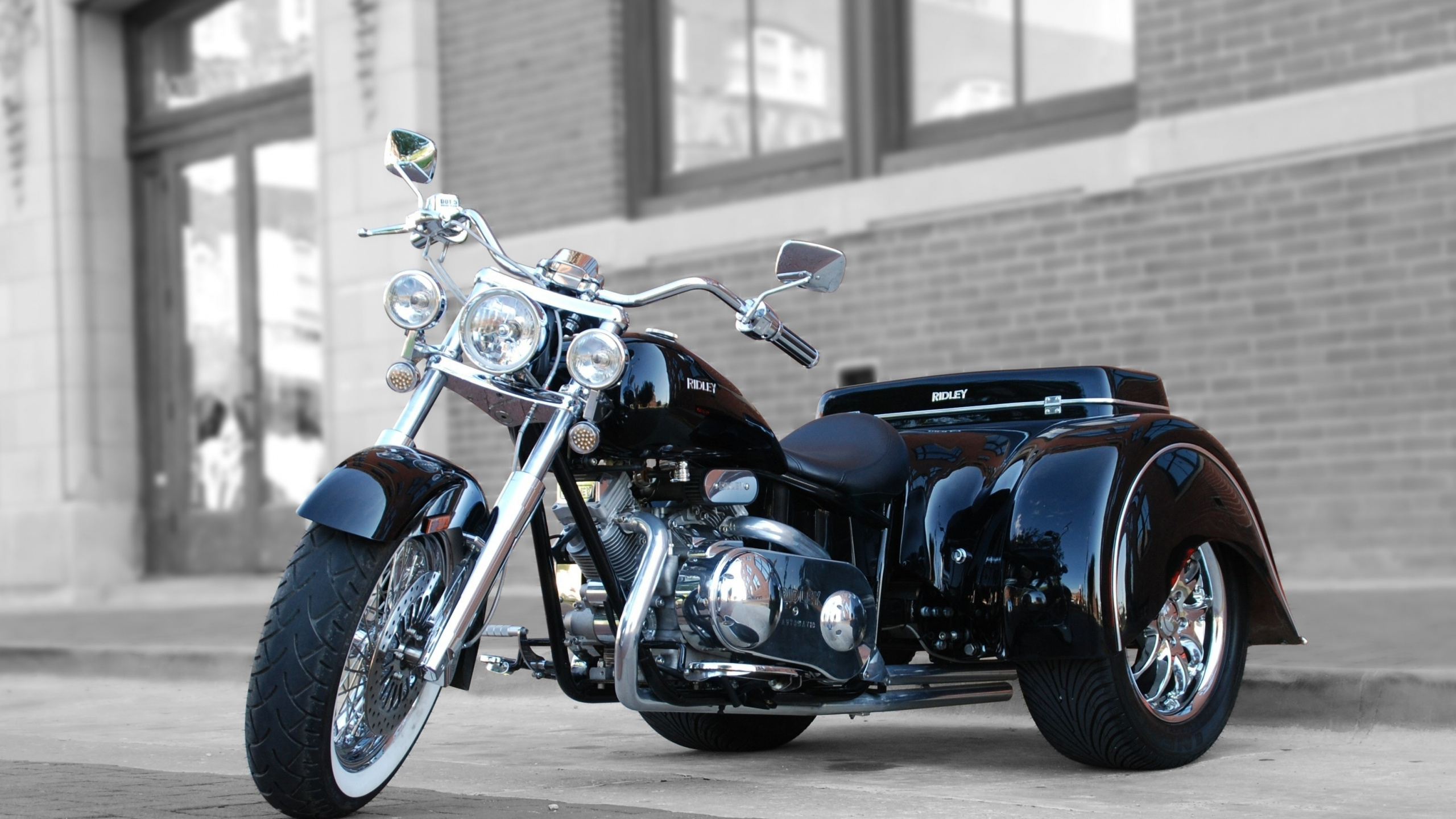 Schwarz-rotes Cruiser-Motorrad. Wallpaper in 2560x1440 Resolution