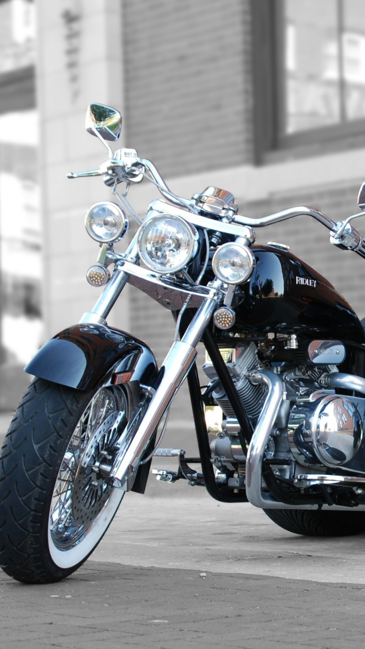 Schwarz-rotes Cruiser-Motorrad. Wallpaper in 750x1334 Resolution