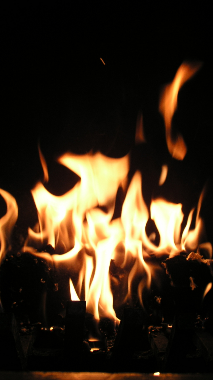 Brennendes Feuer im Dunkeln. Wallpaper in 750x1334 Resolution