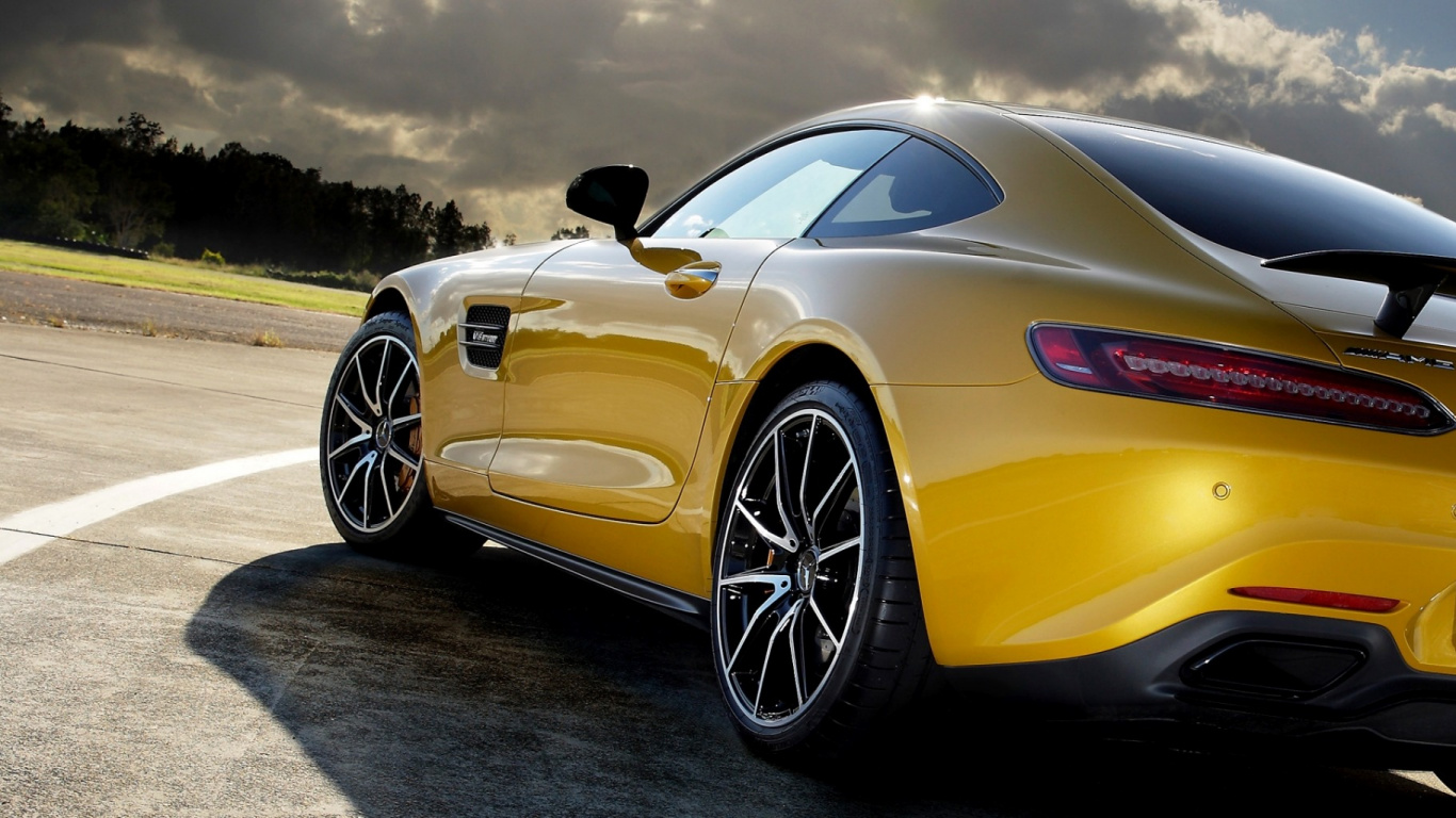 Gelber Porsche 911 Auf Schwarzer Asphaltstraße. Wallpaper in 1366x768 Resolution