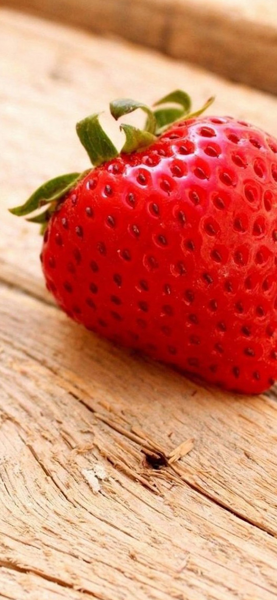 Fraise Rouge Sur Une Table en Bois Marron. Wallpaper in 1125x2436 Resolution