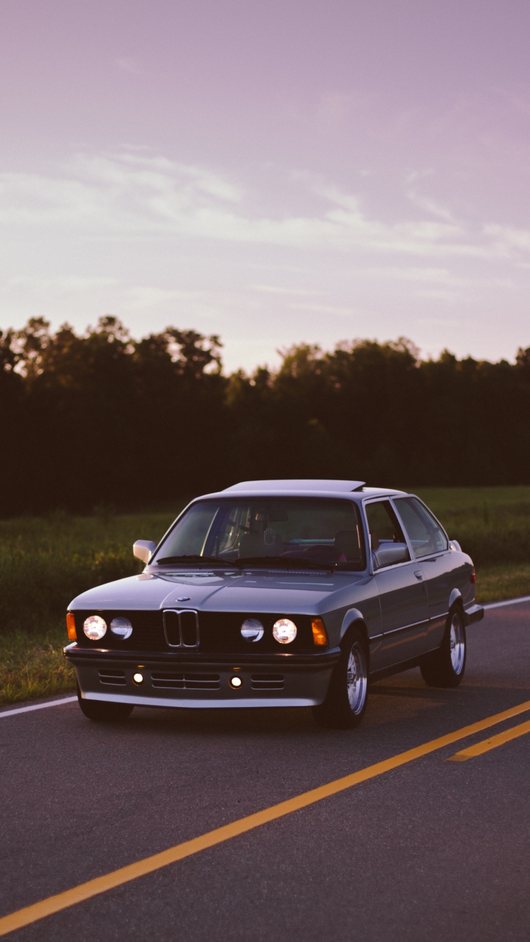 Schwarze Limousine Tagsüber Unterwegs. Wallpaper in 1080x1920 Resolution