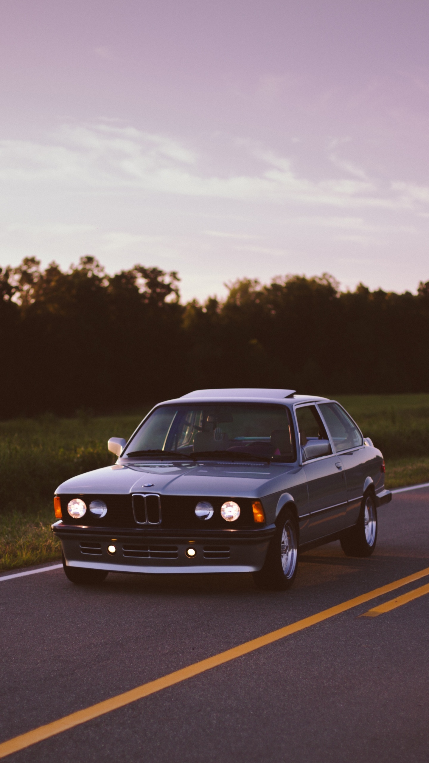 Schwarze Limousine Tagsüber Unterwegs. Wallpaper in 1440x2560 Resolution