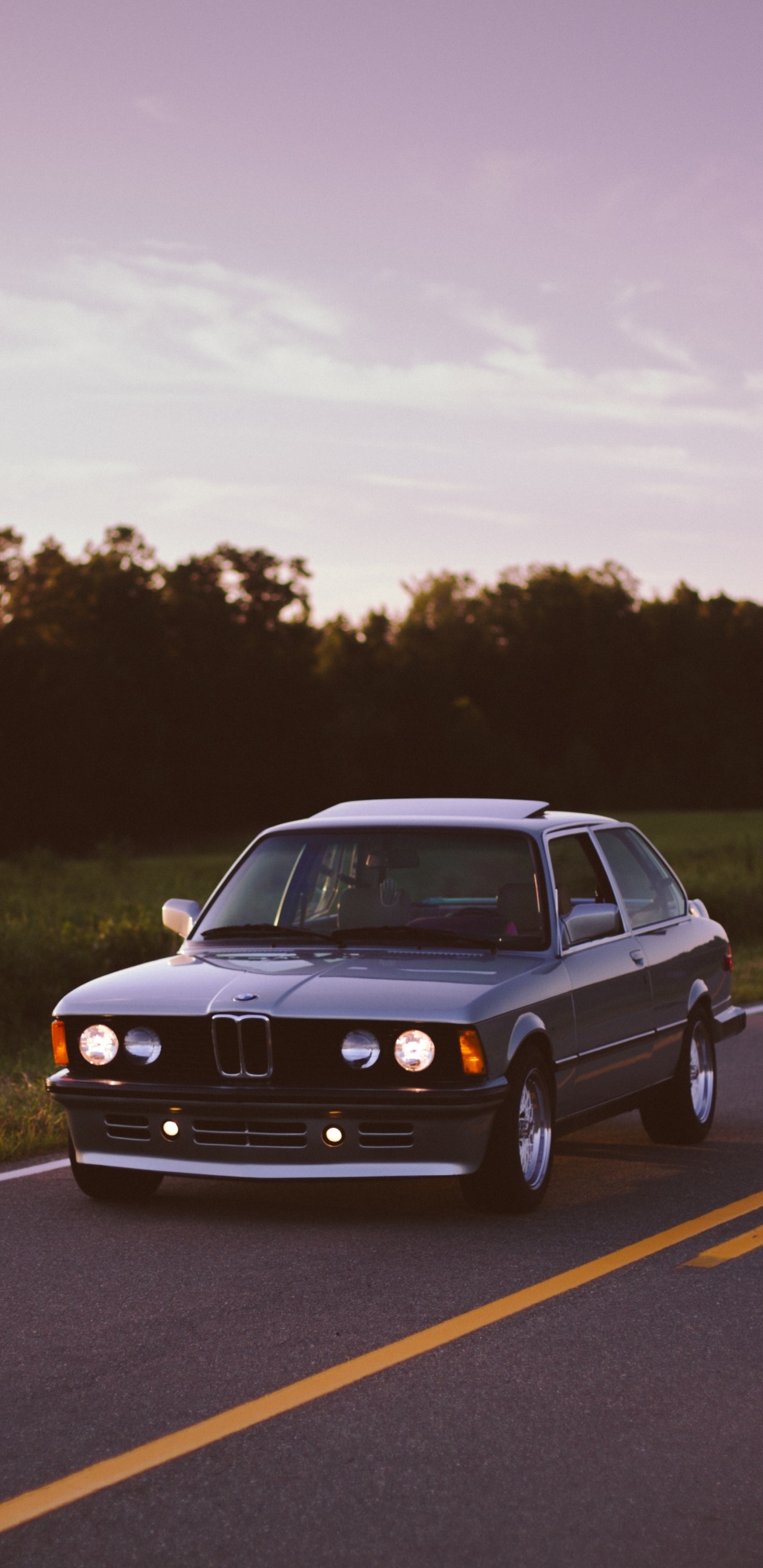 Schwarze Limousine Tagsüber Unterwegs. Wallpaper in 1440x2960 Resolution