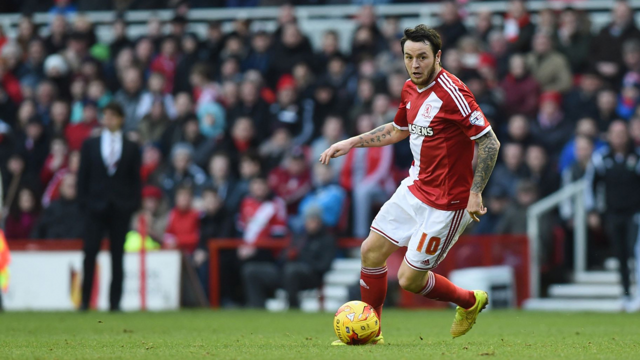 Homme en Maillot de Football Rouge et Blanc Donnant un Coup de Pied au Ballon de Football. Wallpaper in 1280x720 Resolution