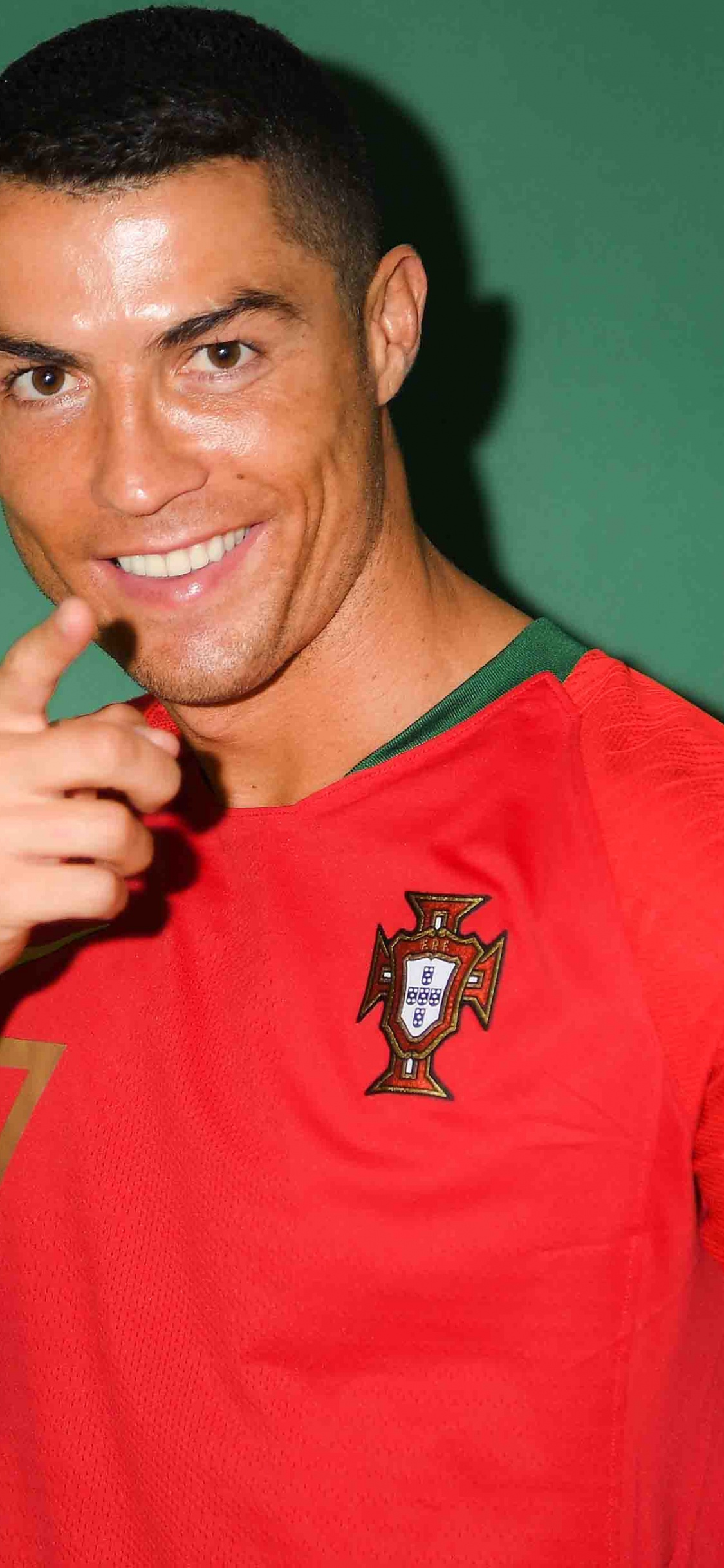 Hombre en Polo Rojo. Wallpaper in 1125x2436 Resolution