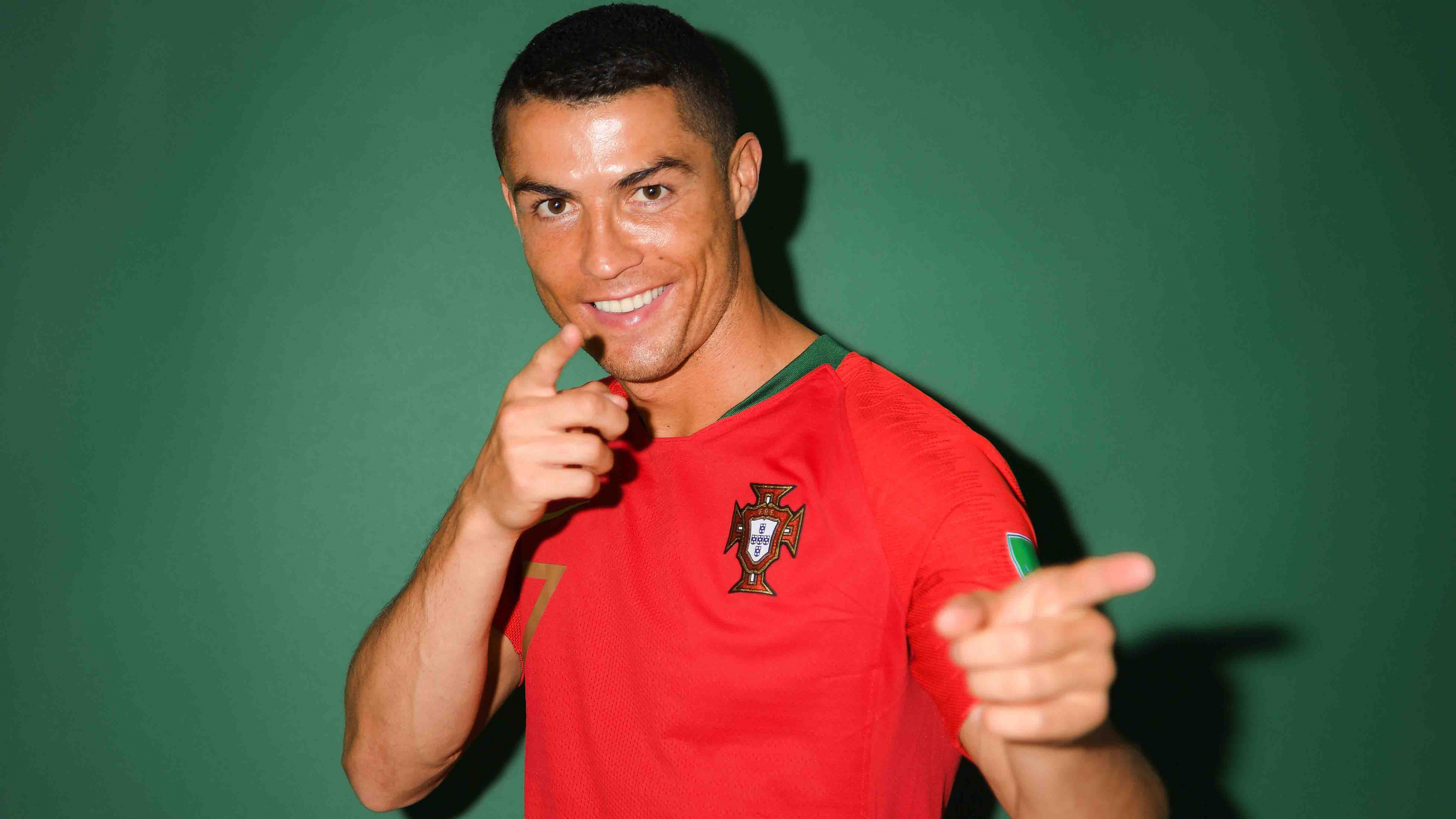 Hombre en Polo Rojo. Wallpaper in 3840x2160 Resolution