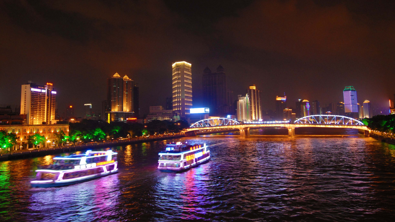 Barco Blanco y Azul Sobre el Agua Cerca de Los Edificios de la Ciudad Durante la Noche. Wallpaper in 1366x768 Resolution