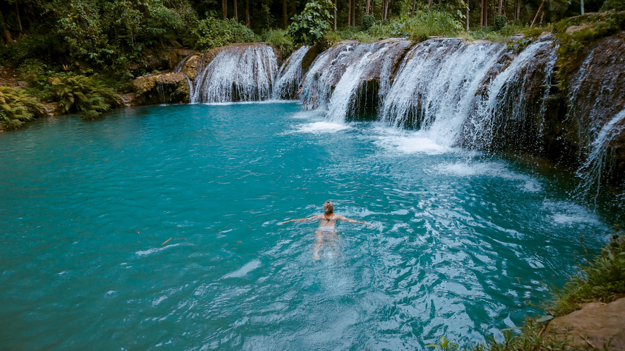 L'homme Dans L'eau Tombe Pendant la Journée. Wallpaper in 1280x720 Resolution