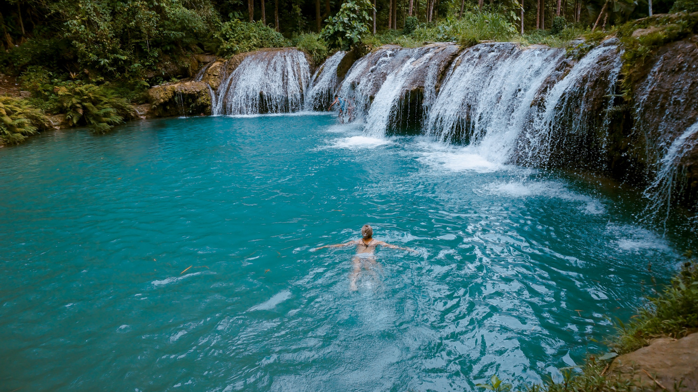 El Hombre en el Agua Cae Durante el Día.. Wallpaper in 1366x768 Resolution