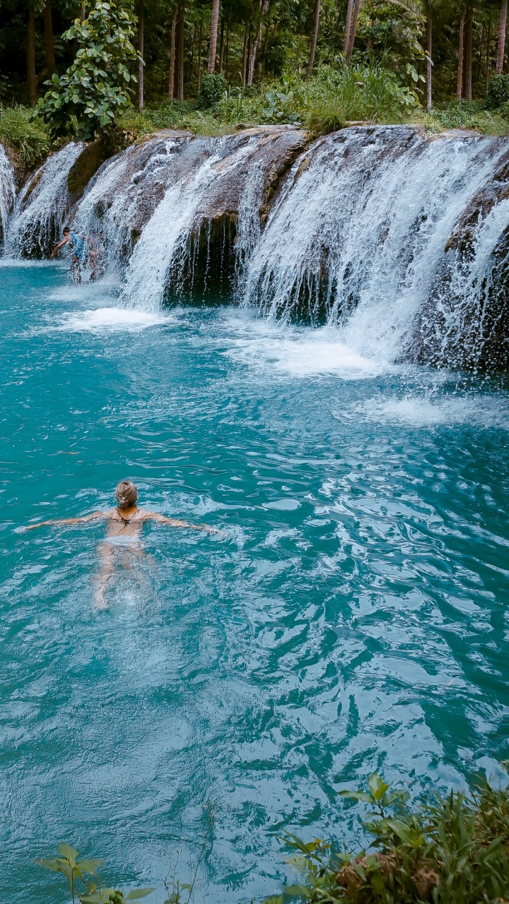 El Hombre en el Agua Cae Durante el Día.. Wallpaper in 720x1280 Resolution