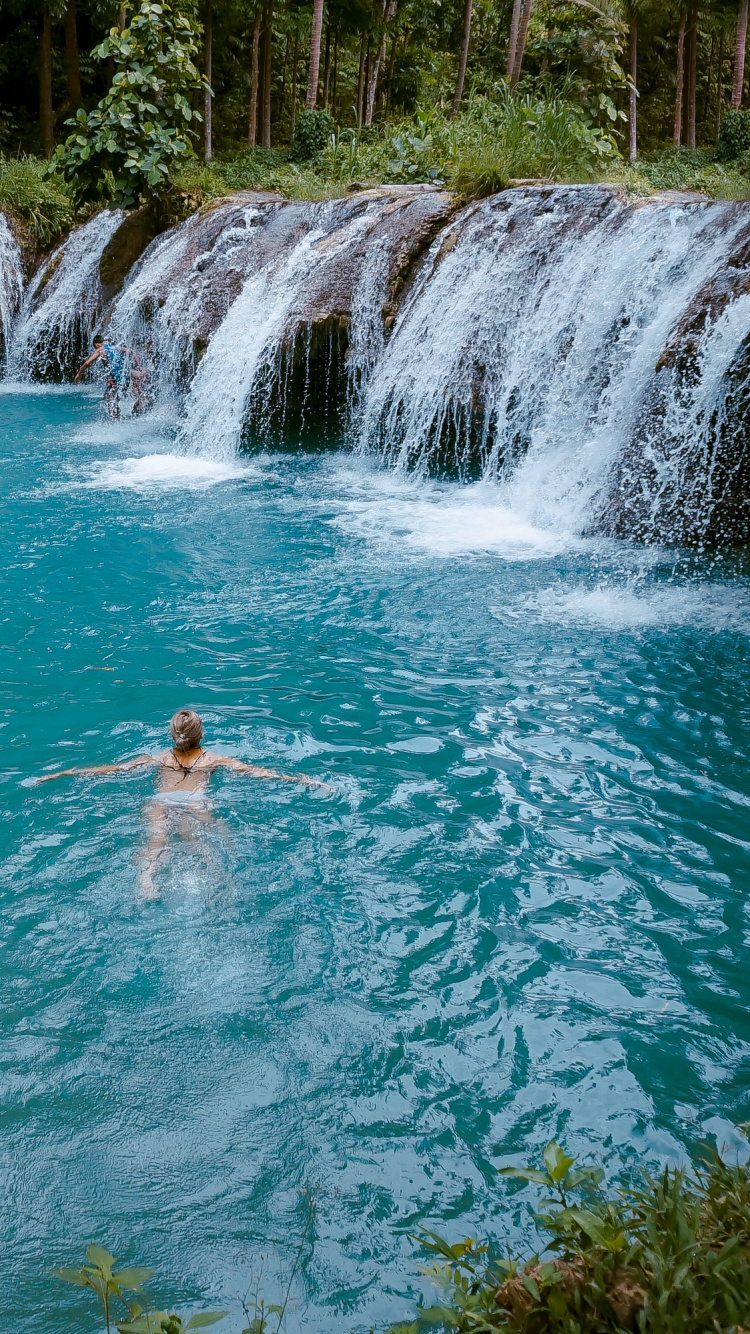 El Hombre en el Agua Cae Durante el Día.. Wallpaper in 750x1334 Resolution