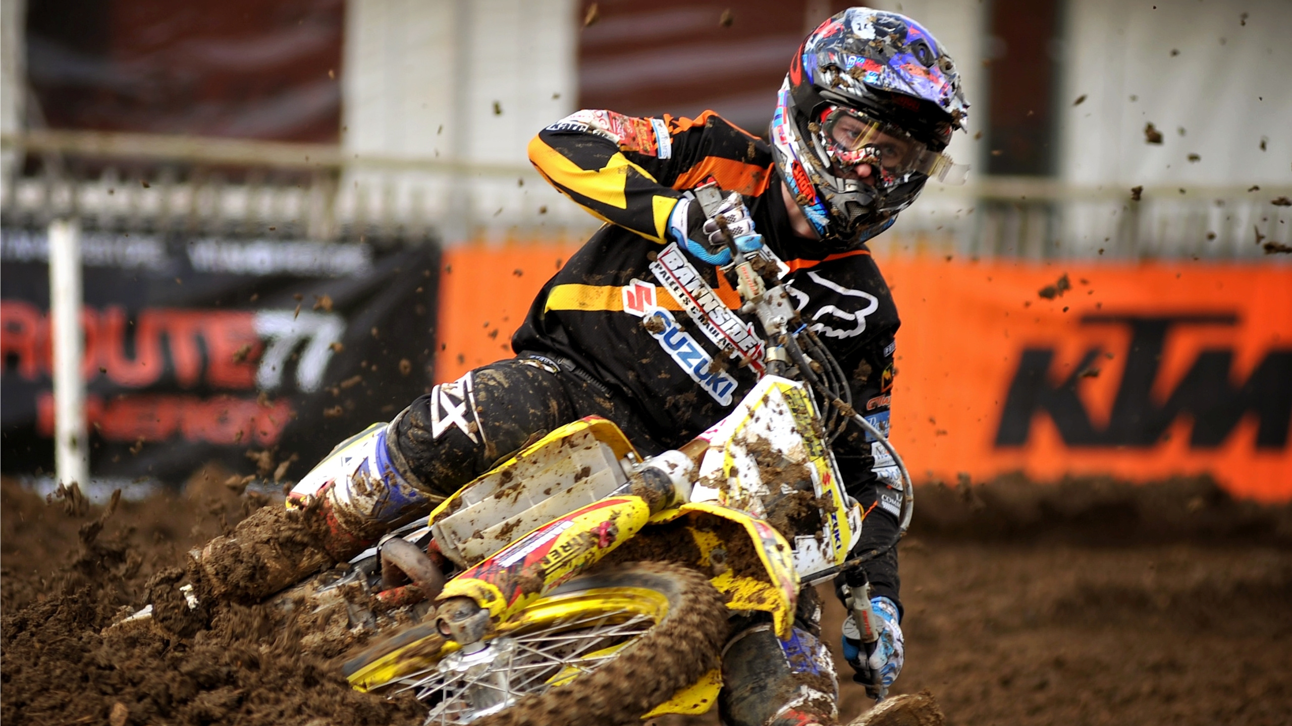 Hombre de Chaqueta Negra y Amarilla Montando Motocross Dirt Bike. Wallpaper in 2560x1440 Resolution