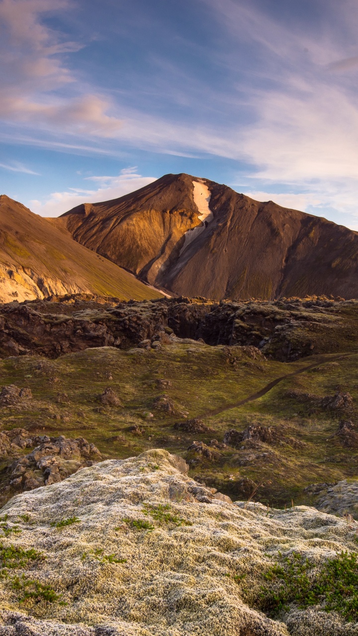Montaña Marrón Bajo Nubes Blancas Durante el Día. Wallpaper in 720x1280 Resolution