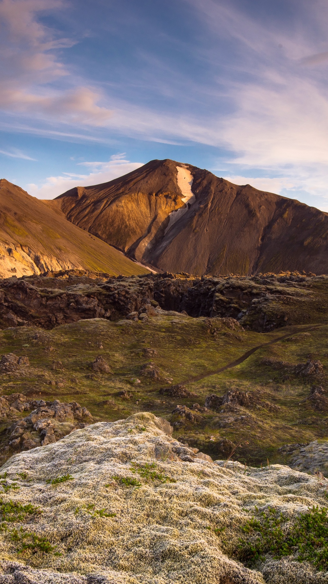 Brauner Berg Unter Weißen Wolken Tagsüber. Wallpaper in 1080x1920 Resolution