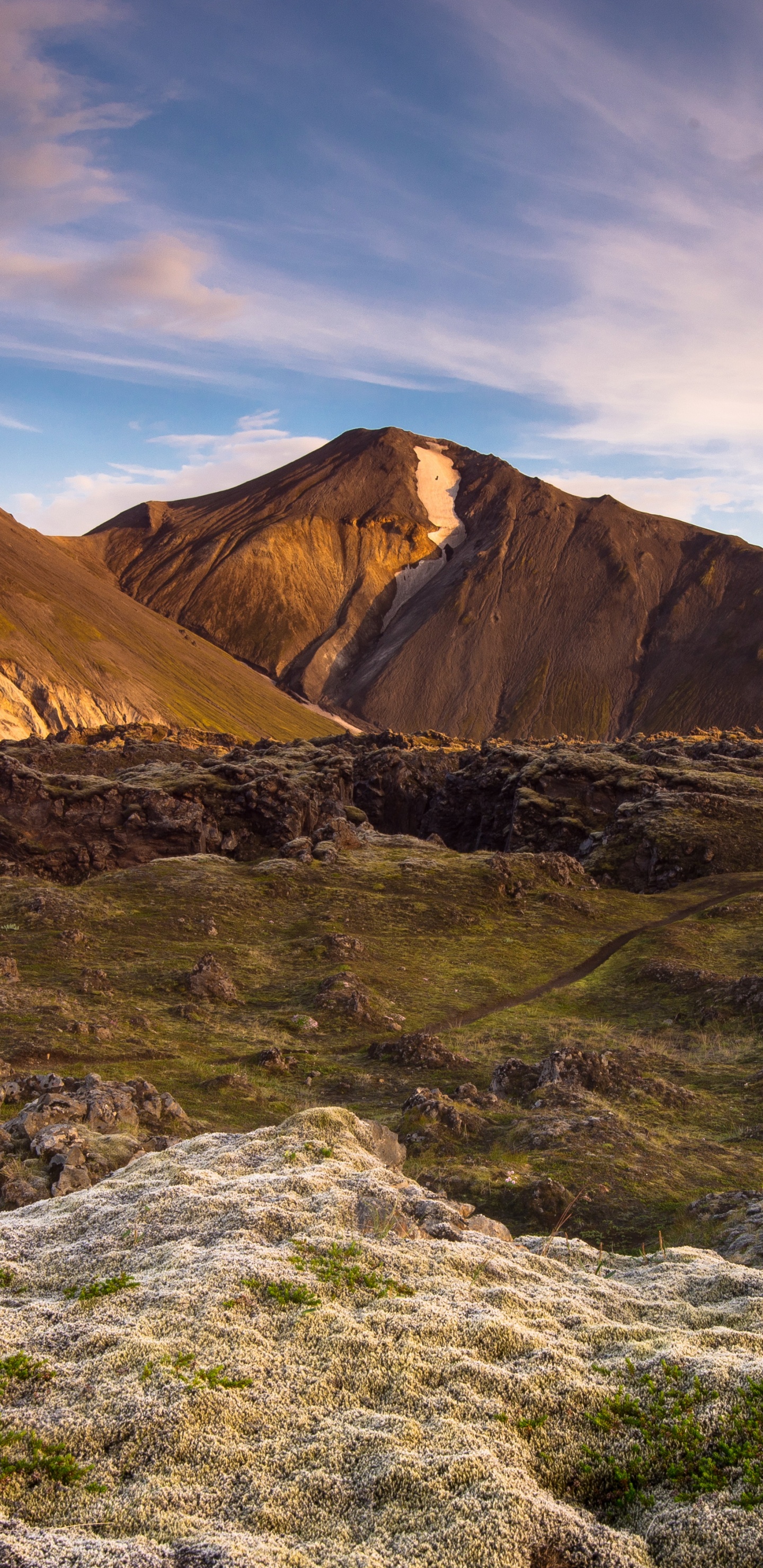 Brauner Berg Unter Weißen Wolken Tagsüber. Wallpaper in 1440x2960 Resolution