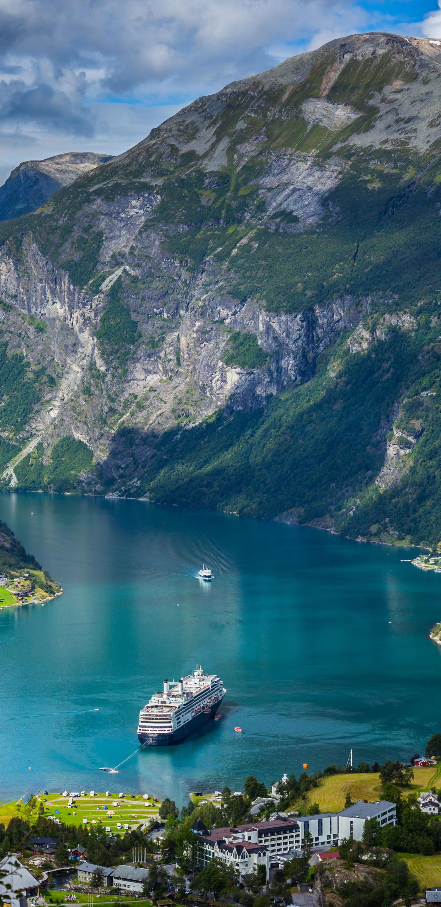 Lac Vert au Milieu Des Montagnes Verdoyantes. Wallpaper in 1440x2960 Resolution