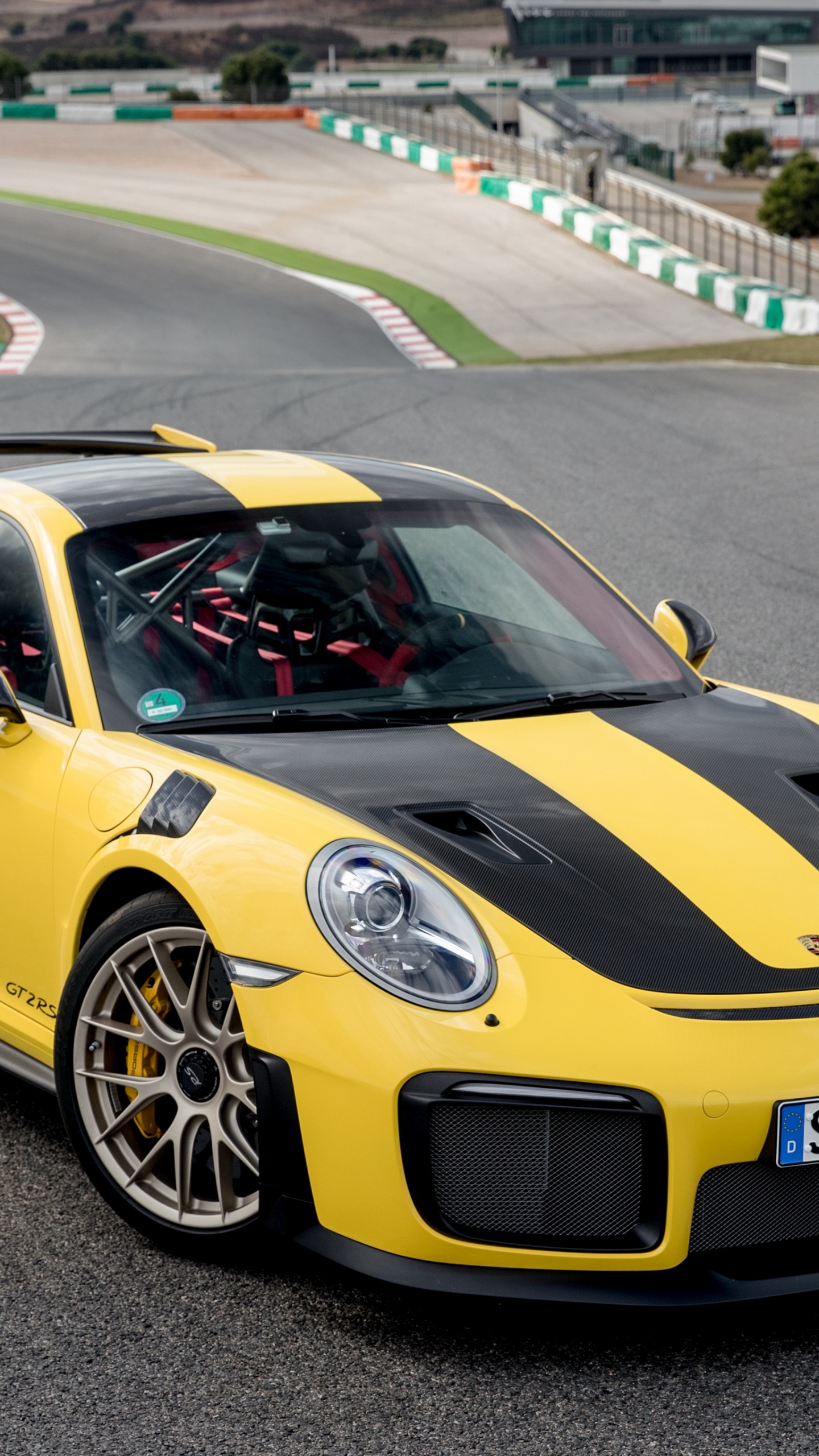 Lamborghini Aventador Amarillo en la Carretera Durante el Día. Wallpaper in 1440x2560 Resolution