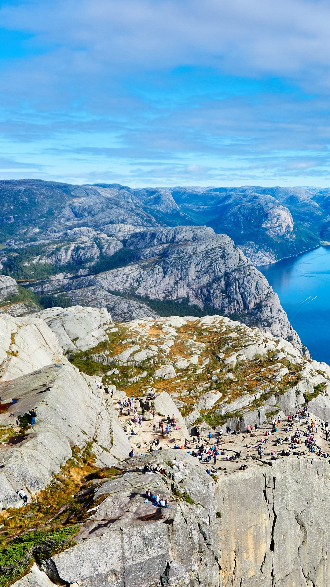 Lac Bleu Entre Les Montagnes Rocheuses Grises Sous un Ciel Nuageux Ensoleillé Bleu et Blanc Pendant la Journée. Wallpaper in 1080x1920 Resolution
