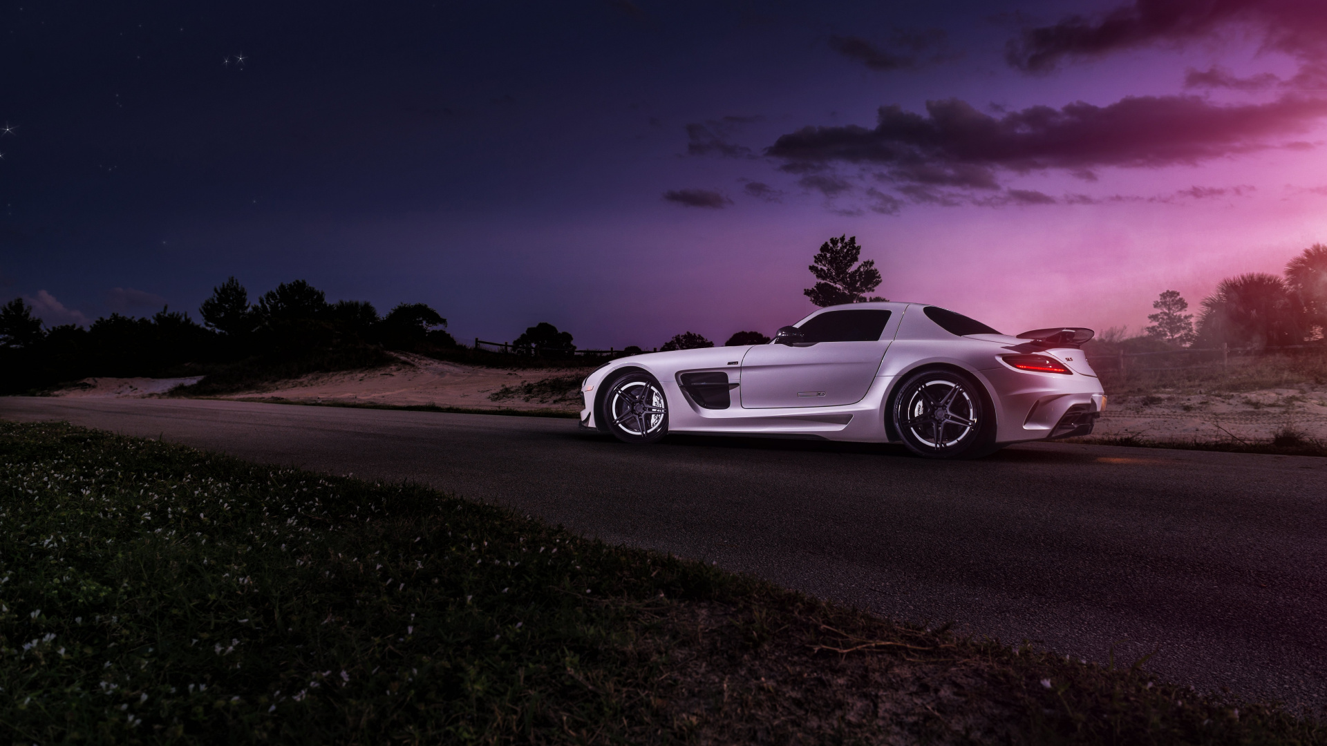 Coupe Blanco Sobre la Carretera de Asfalto Gris Durante la Noche. Wallpaper in 1920x1080 Resolution