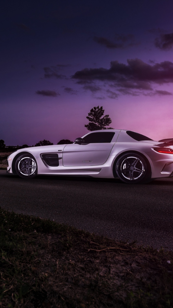 Weißes Coupe Auf Grauer Asphaltstraße Während Der Nachtzeit. Wallpaper in 720x1280 Resolution