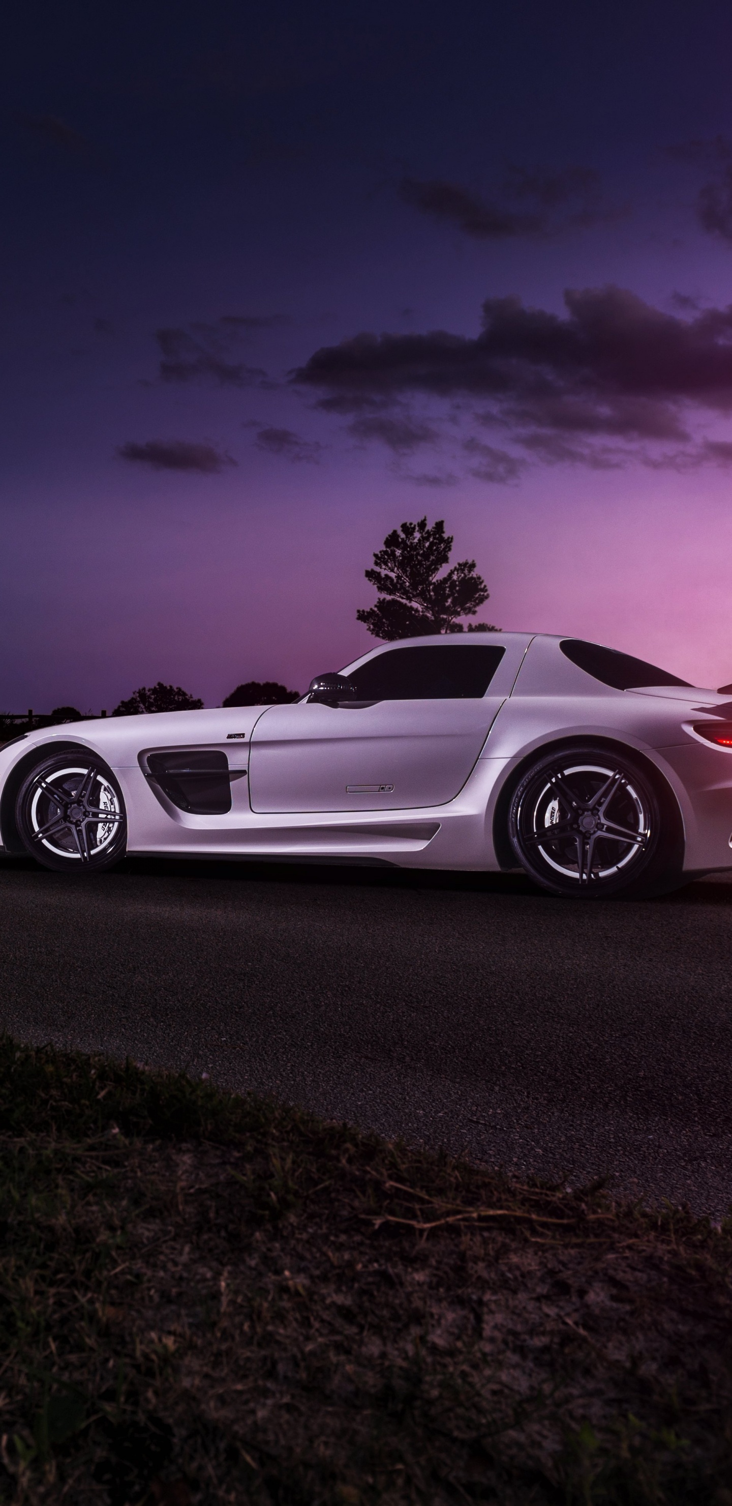 Coupé Blanc Sur Route Asphaltée Grise Pendant la Nuit. Wallpaper in 1440x2960 Resolution