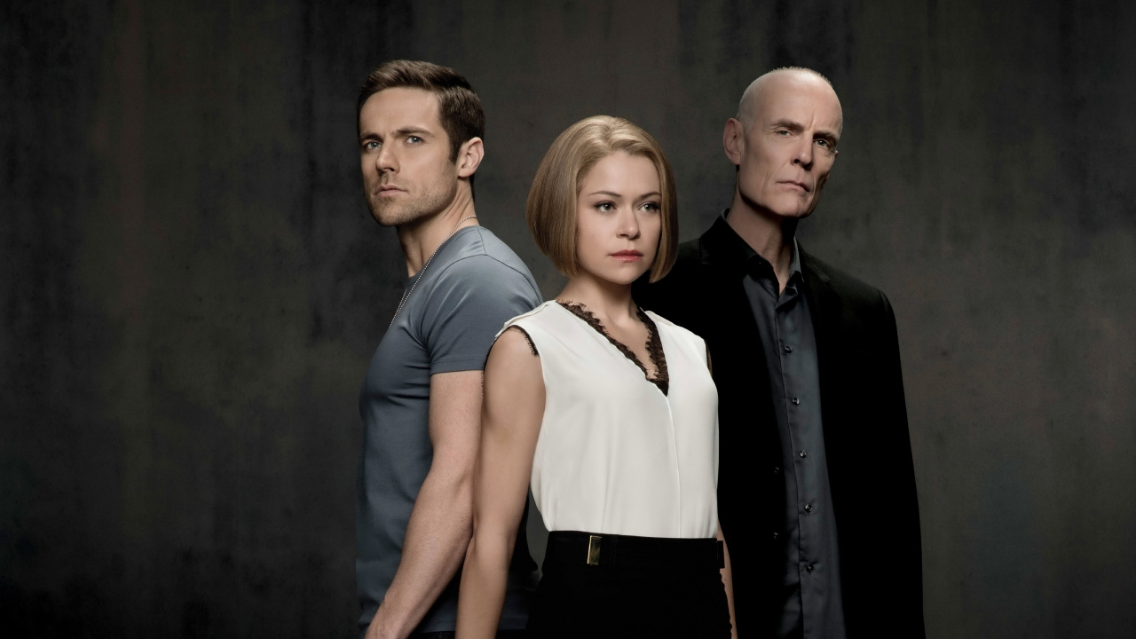 Hombre Con Chaleco Negro de Pie Junto a Una Mujer Con Camisa Blanca Sin Mangas. Wallpaper in 1280x720 Resolution