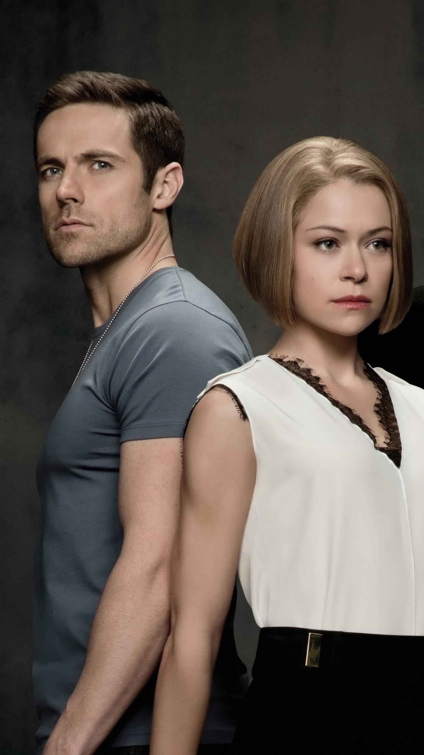 Hombre Con Chaleco Negro de Pie Junto a Una Mujer Con Camisa Blanca Sin Mangas. Wallpaper in 1440x2560 Resolution