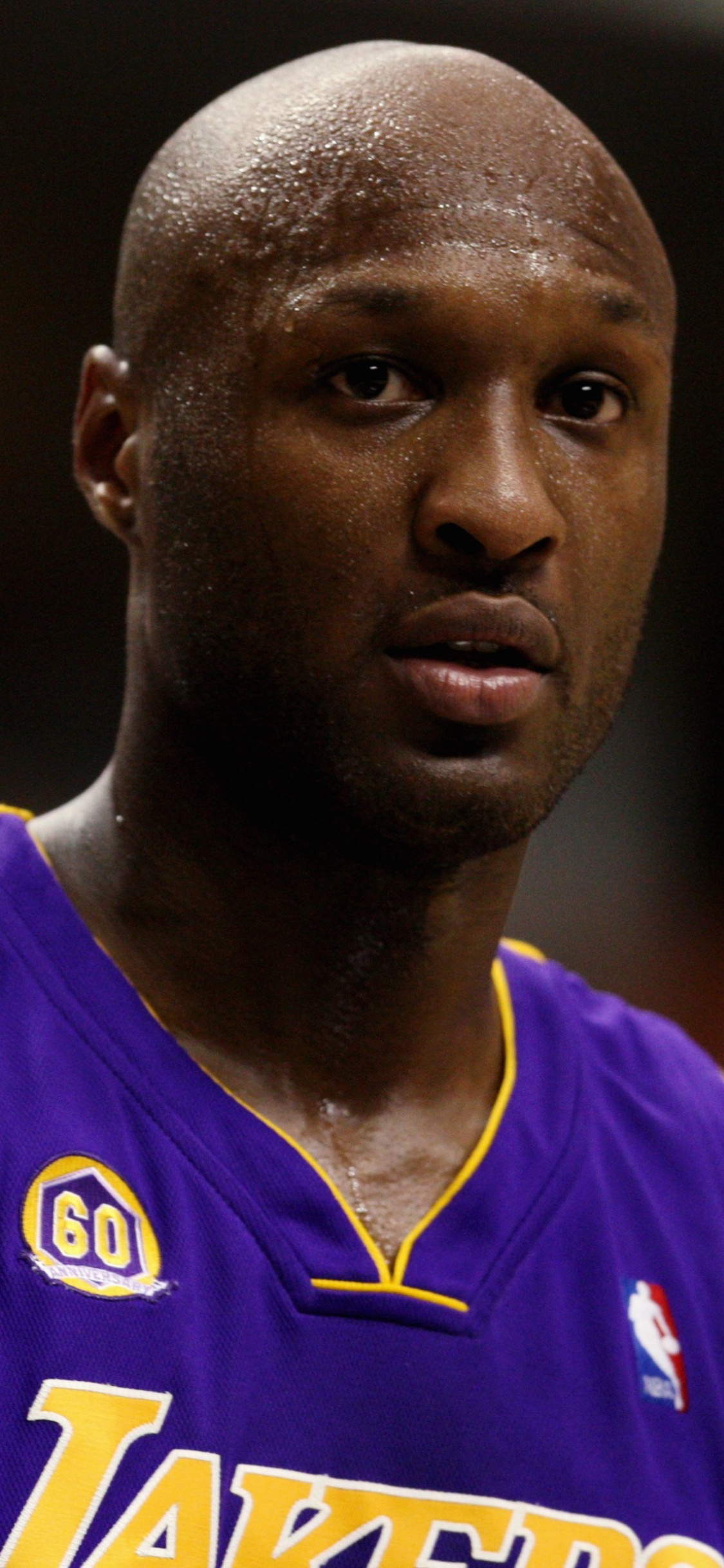 Hombre en Camiseta Amarilla y Azul. Wallpaper in 1125x2436 Resolution