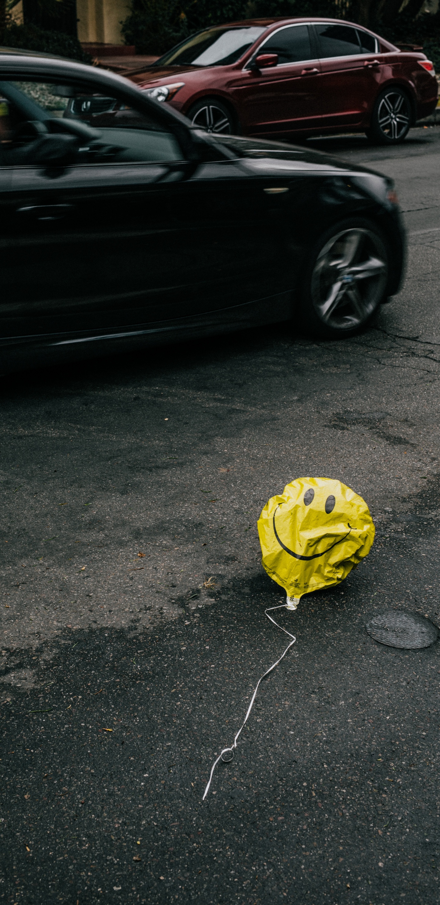 Gelber Ballon Auf Grauer Asphaltstraße. Wallpaper in 1440x2960 Resolution